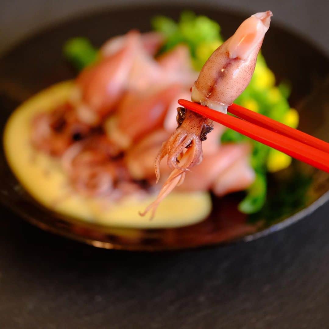 麻木久仁子のインスタグラム：「ホタルイカ！ 春のお楽しみ！  イカは薬膳では養血といって貧血や、更年期以後の血虚によいとされています。 タウリンが肝機能によいから？🤔 ま、美味しいからそれでよし😆  #ホタルイカ　#美彩薬膳 #国際薬膳師 #国際中医師 #薬膳 #薬膳ごはん #薬膳レシピ #薬膳料理 #薬膳生活 #薬膳ライフ #薬膳講座 #薬膳教室 #食養生 #医食同源 #食薬同源 #中医学 #東洋医学 #麻木久仁子 #体にいいもの #体に優しいごはん #からだにやさしいごはん #本草薬膳学院」
