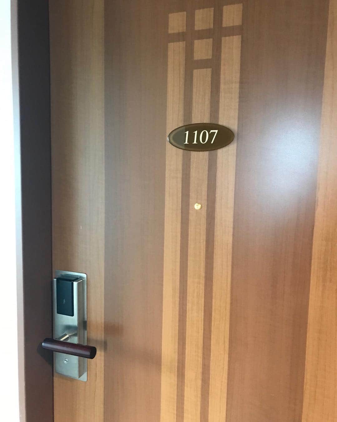 タカハタ秀太のインスタグラム：「48泊した部屋。 本日チェックアウト。 ＃富山 ＃ホテルのスタッフサイコー ＃映画」