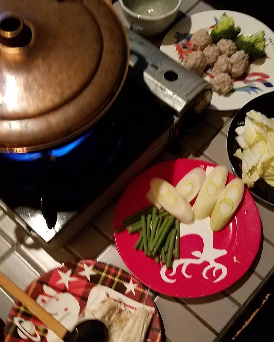 桃井かおりさんのインスタグラム写真 - (桃井かおりInstagram)「こんな鍋持ってた‼️二人鍋に丁度いい。 "いろいろちょっとづついれてね"でレギュラーにエノキ┼エリンギ、鳥┼豚つくね、ニンニクの茎┼豆苗。豆腐┼お餅入りお揚げ。とめどない。#家ごはん #おいしい😋 #かおり飯」3月17日 11時39分 - kaori_momoi