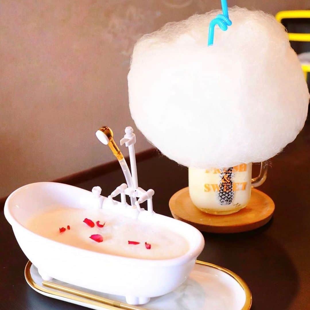 aumoグルメのインスタグラム：「. ❤︎フォトジェニック！お風呂ドリンク🛁&雲下マンゴーミルク🍼❤︎ . おしゃれなバスタブの器にはお湯…ではなく、上品な甘さのミルクティー🛁💓遊び心に満ちたフォトジェニックなビジュアルが素敵です🌹 . 写真提供 :  @yuiko_kirakiraprincess さん﻿﻿ 素敵なお写真をありがとうございました♡﻿﻿﻿ .﻿﻿ 店名：【Alpha foods&drink】 ぜひ訪れてみてくださいね。﻿﻿ .﻿﻿ ﻿﻿ あなたが撮影したベストグルメpicに﻿﻿ 「#aumo」を付けて教えて下さいっ☺︎﻿﻿﻿ あなたの投稿が紹介されるかも♪﻿﻿﻿﻿﻿ .﻿﻿ aumoアプリは毎日配信！おでかけや最新グルメなどaumo読者が気になる情報が満載♡﻿﻿ ダウンロードはプロフィールのURLから✔︎﻿﻿﻿ (iPhone&Android版)﻿﻿ .  #京都カフェ#京都カフェ巡り#ミルクティー#マンゴーミルク#スイーツ#バスタブ#フォトジェニック#インスタ映え#カフェ部#カフェ巡り#カフェ#カフェ好き#スイーツ部#スイーツ巡り#スイーツ#スイーツ好き#카페스타그램#카페투어#카페추천#카페탐방기」