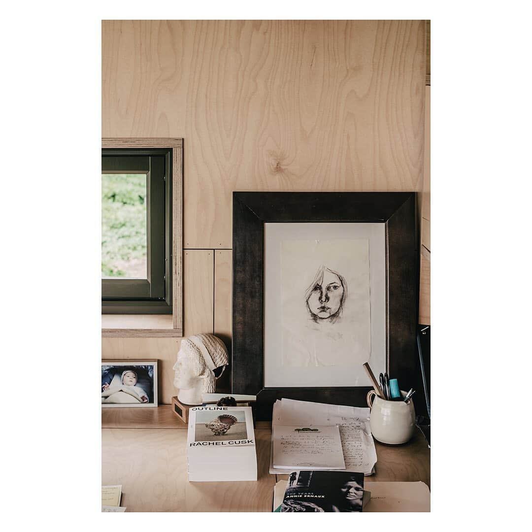 The Modern Houseさんのインスタグラム写真 - (The Modern HouseInstagram)「Today we're taking a timely look through our archive of house features for expert advice on how to work from home, as told by home-based artists, creatives, designers and writers. Click our stories to see more.」3月17日 17時23分 - themodernhouse