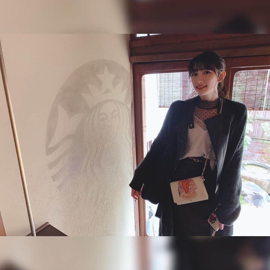 黒田瑞貴のインスタグラム：「京都のスタバ素敵すぎる💕 お洒落すぎて気がつかなかった😳 あずさが、ここだよーって言ってくれてるのに 全くわからずお店の周りをうろうろ… 畳のお部屋が多くて、空いていたのがびっくりでした😦  そしてこの日は人生で1番動画どっきり(何故か撮ってる人も意図していない)かけられた日でした😂  投稿でのせてーってコメントきたのでのせときます！  #京都　#スタバ　#starbucks #kyoto #fashion #zara #dior  #ootd #instalike #japaneseculture #japanesegirl #ootdfashion #instagood  #女子旅　#観光 #京都旅行」