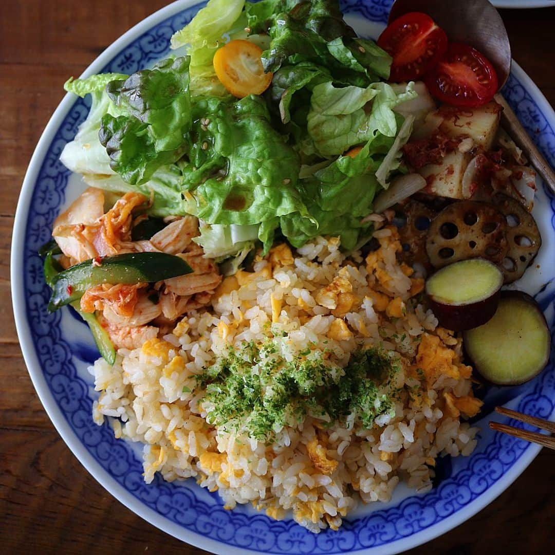 まいちくさんのインスタグラム写真 - (まいちくInstagram)「2020.3.17🍚 ． ． 今日のお昼ごはん ． ． 卵炒飯 サラダ🥗 ササミ・胡瓜のキムチ和え ◎じゃが芋と新玉ねぎのコンビーフソテー ◎甘辛焼きレンコン ◎さつまいもの田舎煮 ． ． ◎の野菜は @sakanotochu さんの産直です(｡>∀<｡) ． ．　 ごちそうさまでした😋 ． ． ． #ランチ#ランチプレート #ワンプレート #ワンプレートごはん #炒飯#チャーハン#卵チャーハン #foodstagram#instafood  #delistagrammer#kurashiru  #locari#おうちごはん　 #igersjp#ellegourmet #ouchigohanlover  #マカロニメイト#ご飯でエールを #homecooking #japanesefood#foodlovers#foodie  #坂ノ途中のお野菜 #やさいはいきもの」3月17日 17時25分 - maichiku3