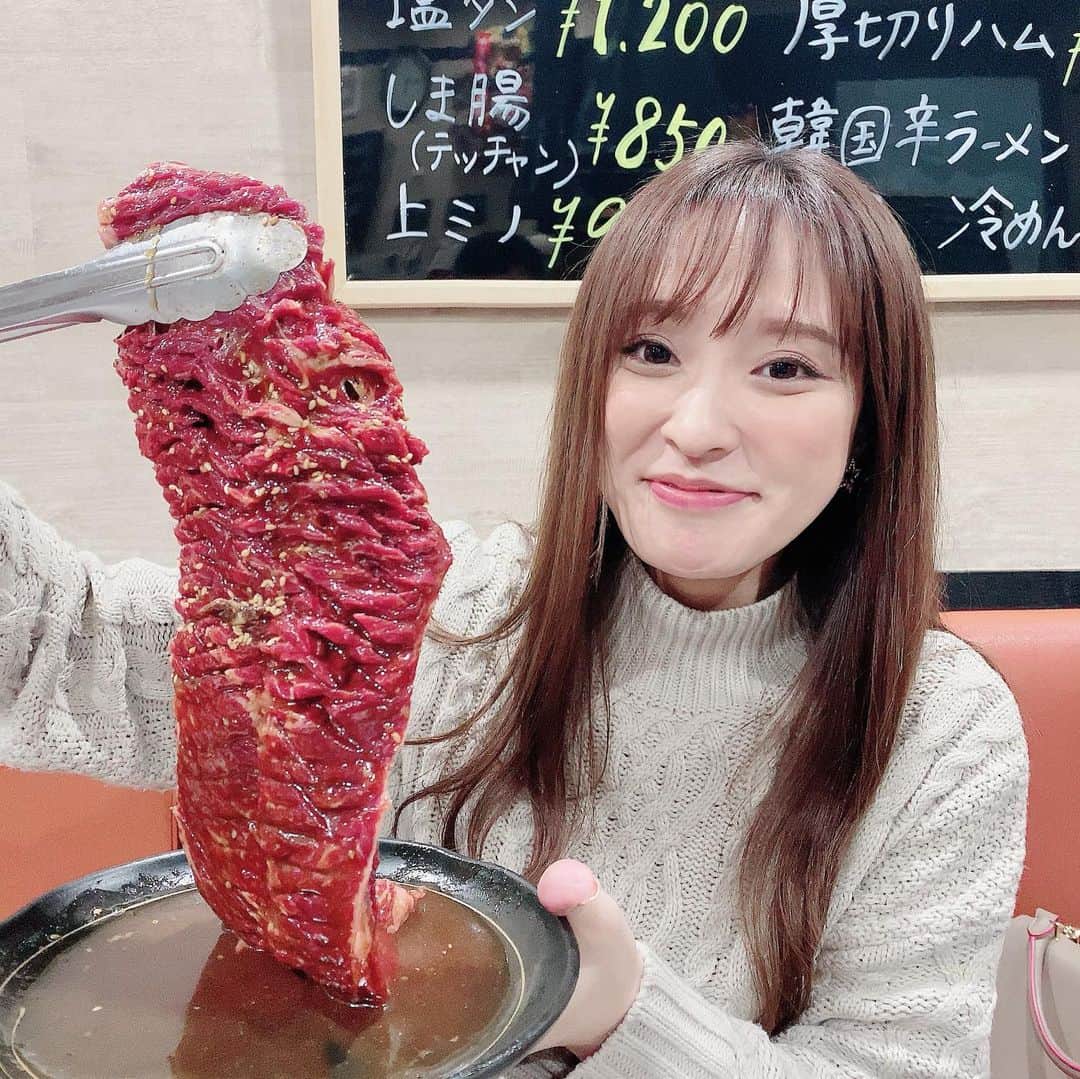 原紀舟のインスタグラム：「この間行った焼肉屋さん🥺💗 このハラミステーキ！！ 大きさはもちろんやけど厚みも凄かった😱 これで¥2,500はコスパ良すぎて🤤 厚切りタン 上ロース ミノ 〆の冷麺がめちゃくちゃ美味しかった！！！ 良すぎてお店教えたくないくらい😂 また行きたーいっ💗 . .. ... #焼肉 #焼肉女子 #コスパ最高  #神崎川 #神崎川グルメ  #焼肉大阪」