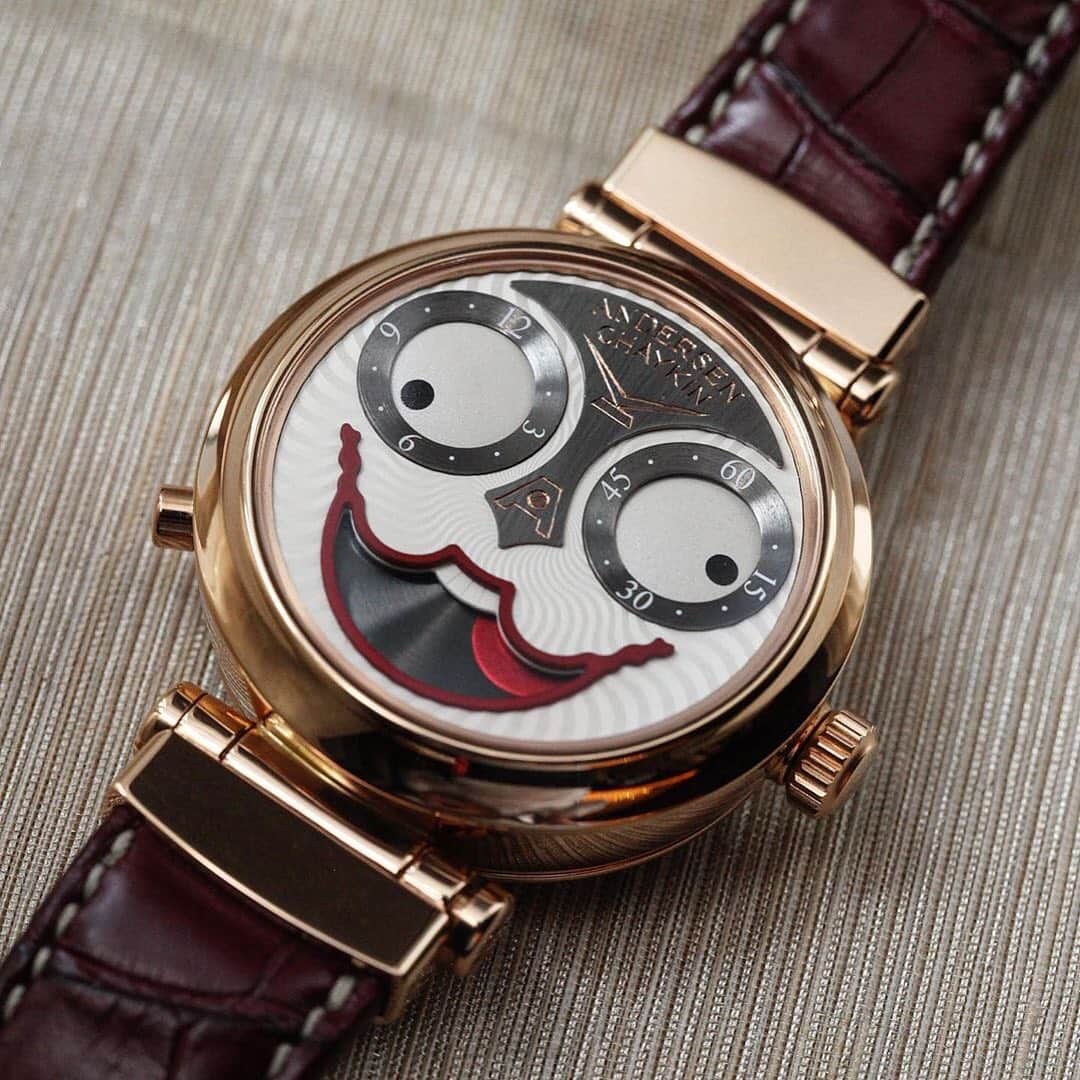 Daily Watchさんのインスタグラム写真 - (Daily WatchInstagram)「@AndersenGeneve wanted to complement the ever-smiling Joker dial on the @K_Chaykin watch with a specially made automaton in which a dog, a penguin man, Joker and a pretty woman with fiery red hair would play poker. So the Joker by Konstantin Chaykin got his automaton on the case back of the gold watch case. Joker is one of the cards of the “Five of a Kind” combination, which is considered a sign of incredible luck. Konstantin Chaykin decorated bezel of the Joker watch case with symbols of this card combination; however, at first he couldn’t even imagine that his Joker would be at the poker table. However, this happened and happened in the Automaton Joker watch thanks to the Geneva watchmaker Svend Andersen, co-founder of the AHCI - Academy of Independent Watchmakers. The Automaton Joker is the result of the first in the history of watchmaking collaboration of the Russian and Swiss independent watchmakers 🤓🔍」3月17日 17時29分 - dailywatch