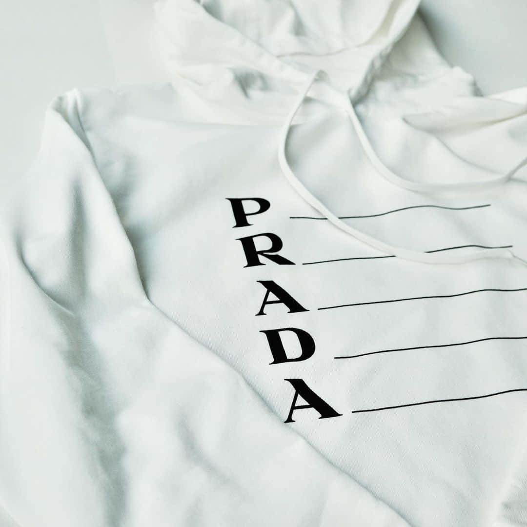 SPURさんのインスタグラム写真 - (SPURInstagram)「話題の#PradaAcronyms キャンペーン。 PRADAという5つの頭文字を用いた言葉遊びで、ブランドのコンセプトを改めて解釈する試みです。 公開されているキャンペーンビジュアルをみると、魅力的な写真に、ブランドを象徴する多面性に富んだ数々の言葉が添えられていて、とても素敵なんです。 そんな#PradaAcronyms キャンペーンを反映したフーディがついに登場しました！　 空欄に好きな言葉を書き込み、各々が思う「PRADA」を表現することができるアイテムです。 早速、私も挑戦してみました。想像以上にこれが難しいんですよね。 既存の体制に逆らいながらも、その姿勢にはどこか愛があり、夢を見ながら、現実をしっかり見つめて活動する女性像が私が思うPRADAのイメージなので、この5つのワードを当てはめてみました。 書き込むのももちろん良いのですが、刺しゅうをするのも可愛いなと思います！プラダ公式オンラインストアをはじめ、プラダ青山店でも販売されているのでぜひチェックしてくださいね。 #PRADA #プラダ #SPUR編集H #SPUR #2020 #フーディー #hoodie」3月17日 12時00分 - spurmagazine