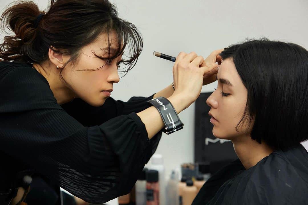 M∙A∙C Cosmetics Japanさんのインスタグラム写真 - (M∙A∙C Cosmetics JapanInstagram)「ㅤ バックステージから生まれる最新トレンドやメイクスキルを常にアップデート📸 #MACBACKSTAGE ㅤ M·A·Cでは店頭で働く1人1人がアーティストで、店舗業務だけでなくファッションショーや雑誌の撮影、SNSなどでも活躍しています💄 ㅤ ㅤ ㅤ #MACCosmeticsJapan #MACコスメ #MACCosmetics #MACトレンドSS20 #MACトレンドSS2020 #MACBACKSTAGE #メイクアップアーティスト #MACArtist #トレンドメイク #メイクさん #MUA #AllAgesAllRacesAllGenders #トレンドセッター」3月17日 12時01分 - maccosmeticsjapan