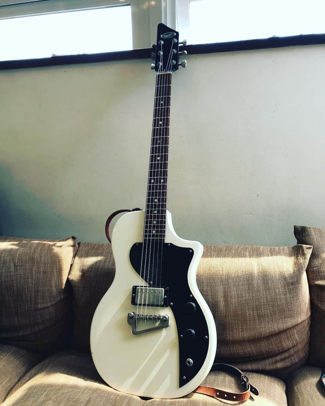 米田貴紀のインスタグラム：「ギター買ったった。 たぶん誰とも被らないギター🎸  #supro #guitar」