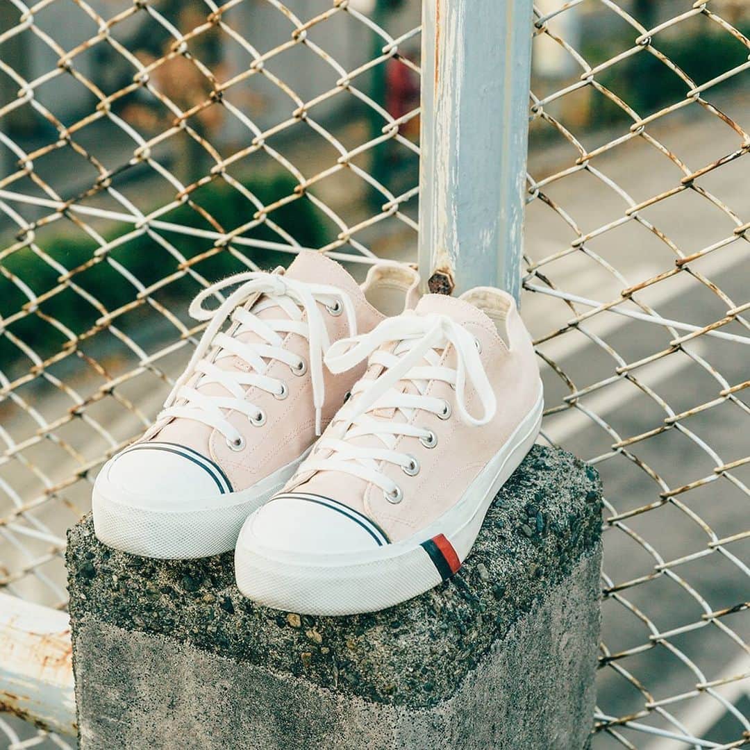 prokeds_jpのインスタグラム：「. PRO-Kedsの定番であるROYAL AMERICA LOを淡いピンクで仕上げたシーズナルモデル。やわらかな色合いが女性らしさを引き立て、春夏らしい雰囲気を演出。70年代には若者のカルチャーシーンと強く結びついて、アイビーファッションに愛用された1品は要注目です。  PRO-Keds ROYAL AMERICA ロイヤルアメリカ  #プロケッズ #ロイヤルアメリカ #シューズ #スニーカー #prokeds #royalamerica #kicks #shoes #sneaker #sneakers #fashion #instafashionista」