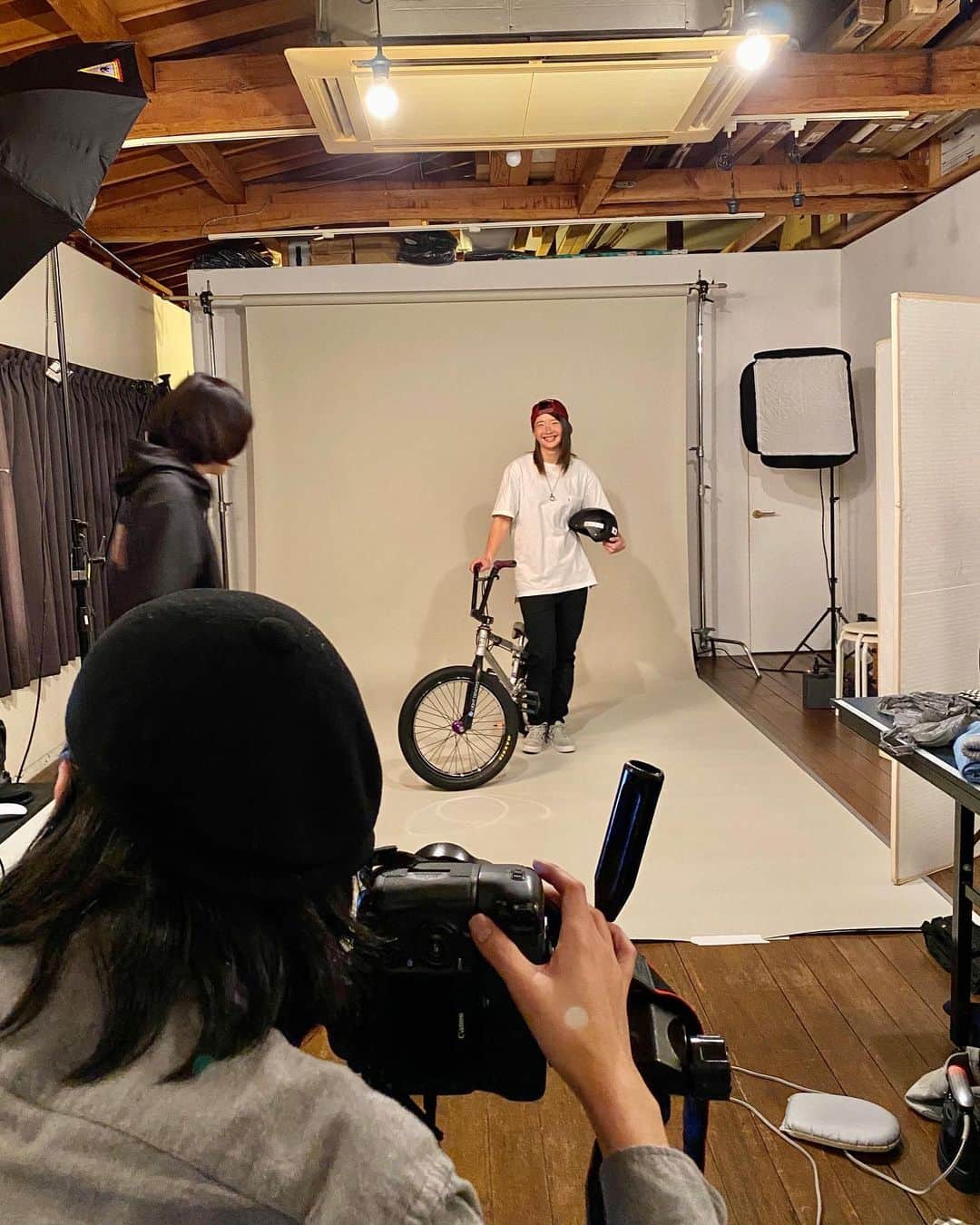 大池水杜のインスタグラム：「先日の撮影楽しかったな〜！完成楽しみ🤟🏼 @visavis_jp #タウン情報おかやま #ライト電業 #bigjohn #bluesakura #slopeshot #bmx #bmxgirl #bmxfreestyle #bmxwomen  #ポートレート #ポートレート撮影 #宣材撮影  #1年振り 1年で少しは大人っぽくなれたらしい！笑」