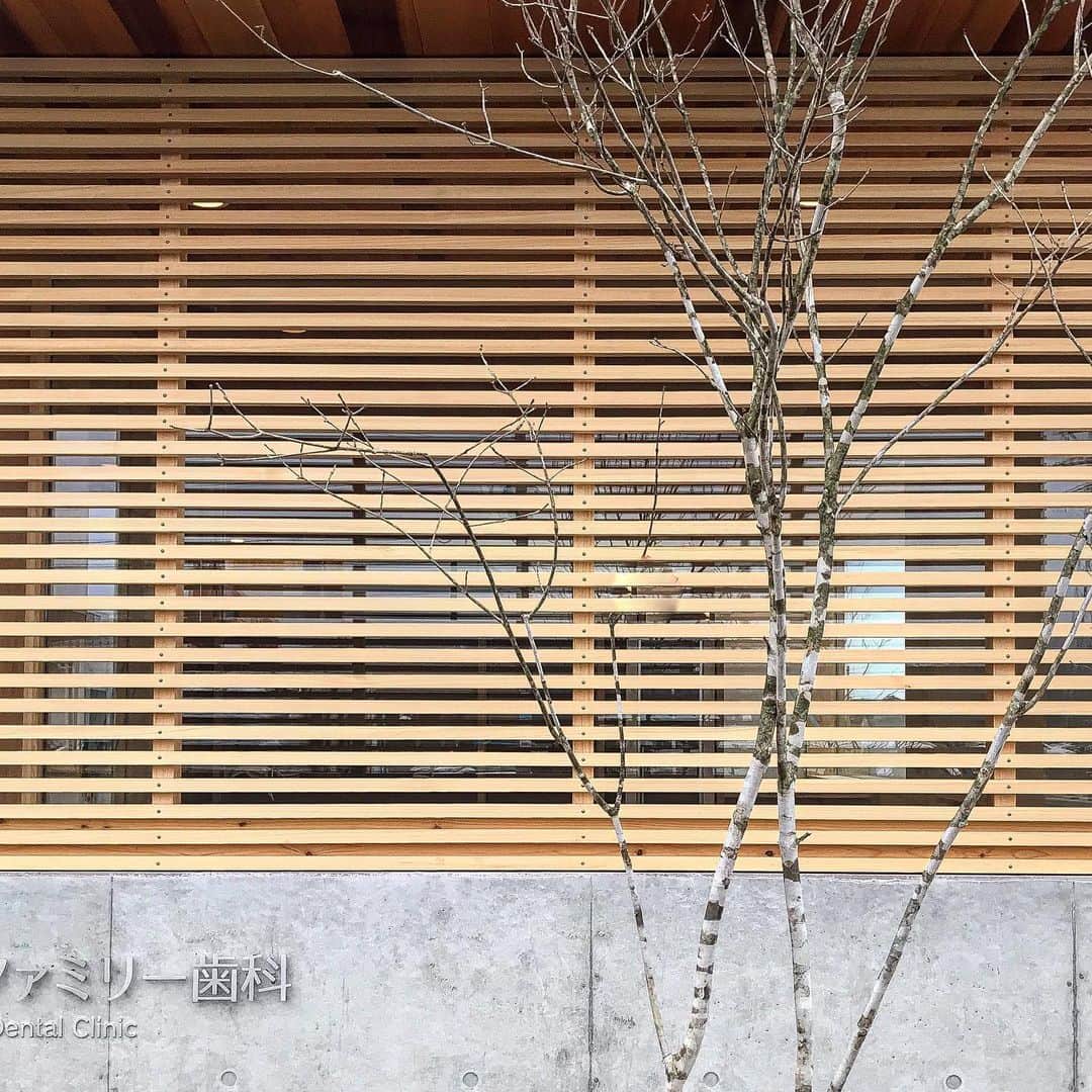 伊藤瑞貴建築設計事務所のインスタグラム：「はるえ東ファミリー歯科！  植栽工事、サイン工事が始まりました！  オープンクリニックまで、あと２５日です！！ ___________________ [ はるえ東ファミリー歯科　オープンクリニックのご案内 ] お施主様の御厚意により、4/11(土)・4/12(日)に福井県坂井市春江町中筋にてオープンクリニック（建築内覧会）を開催することになりました。 予約は、不要。 歯の調子が悪い方 歯について相談をしてみたい方 ご近所さん 伊藤設計でクリニックを検討してみたい方 伊藤設計で住宅を検討してみたい方 同業者 学生さんなどなど・・・ どなたでも自由に見学することができます。 日時：4/11(土)4/12(日)の2日間。 　時間は今の所未定です。 住所：福井県坂井市春江町中筋100-47-1 (春江東小学校南側) 　https://goo.gl/maps/JMaQ1imEGxWAaLk67 はるえ東ファミリー歯科 https://www.harue-east-dc.com Mizuki ito Architects URL: http://miaaa.biz/  ーーーーーーーーーーーーーー @mizukiitooo ーーーーーーーーーーーーーー #福井県坂井市 #福井市 を中心に活動している #伊藤瑞貴建築設計事務所 です。 #住宅・ #クリニック ・ #オフィス 等、 #シンプルで #モダン で #サスティナブル ( #パッシブハウス )な #木造建築 を中心ご提案させて頂いております。 #建築家とつくる家づくり。  #セミオーダー #デザイン #インテリア #建築家 #つながる家プロジェクト #ロングライフデザイン #スローライフ #緑のある暮らし #マイホーム #マイホーム計画 #福井県 #architects #architettura #architecture #green #architects #architecture #archilovers  #simple #simplelife #伊藤瑞貴建築設計事務所」