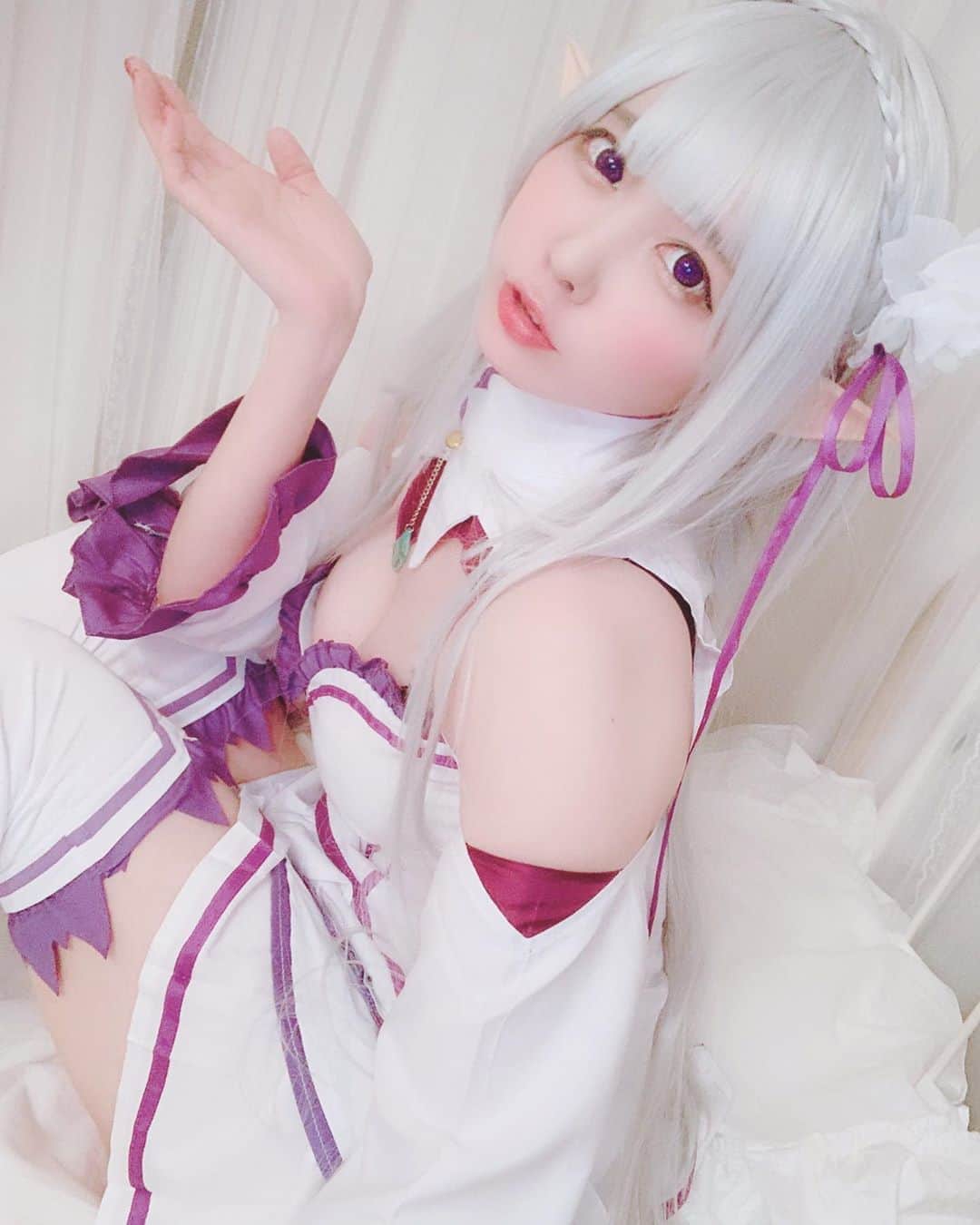のインスタグラム：「❄️ 💜 ❄️ 💜 エミリアたんコス屋さんしてたら角川さんから北海道限定の雪ミクとコラボのグッズいただいたなの♡(Ｕ∩ 'ᴗ' ∩Ｕ) ♡ やさしまる:;(Ｕ∩´﹏`∩Ｕ);:♡♡♡ ♡ ♡ #リゼロ  #リゼロから始める異世界生活  #エミリア  #エミリアたん #reゼロから始める異世界生活  #コスプレ #恋汐りんご #japanesegirl  #japaneseidol  #cosplay #cosplayer  #idol #sioringogo」