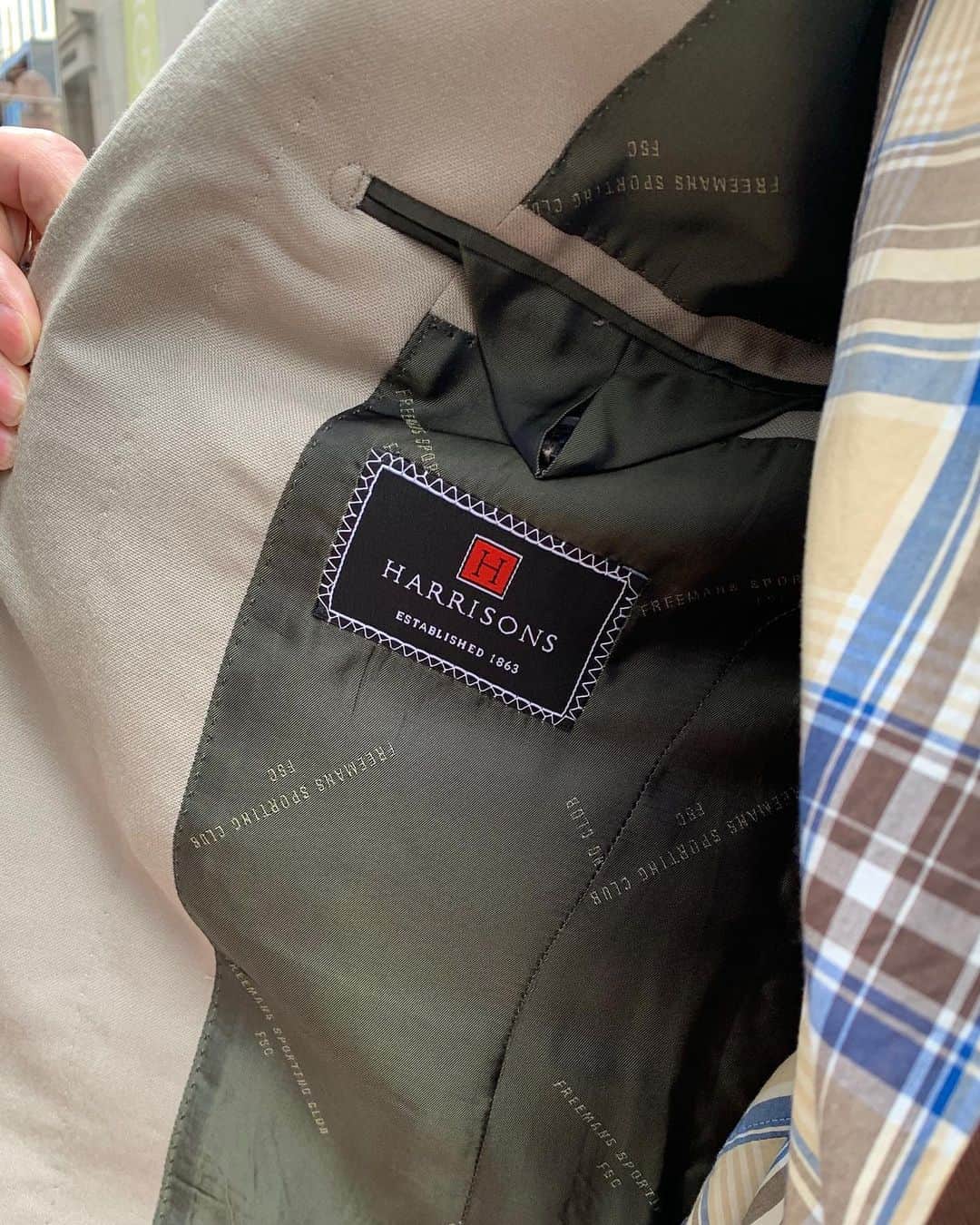 のインスタグラム：「FSC STAFF STYLE - GINZA  FSC MTM PATTERN ORDER SUIT : HARRISONS @harrisons1863  只今、2020 SPRING FSC MADE TO MEASURE PATTERN ORDER FAIR開催中。  #freemanssportingclub  #fsctokyo #fscginza #fscdaimarushinsaibashi  #fscmadetomeasure  #menswear」