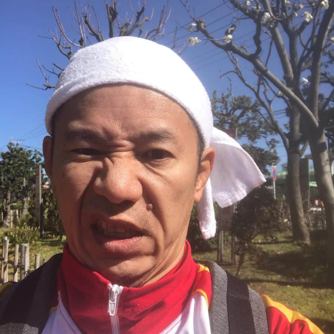 山下しげのりのインスタグラム：「運動不足解消のためにジョギングしようと思ったら5分でしんどくなりウォーキングに変更。50才ってやばいな。#ショック　　#ジョギング　#ウォーキング　#51歳　#そんなもんなん？」