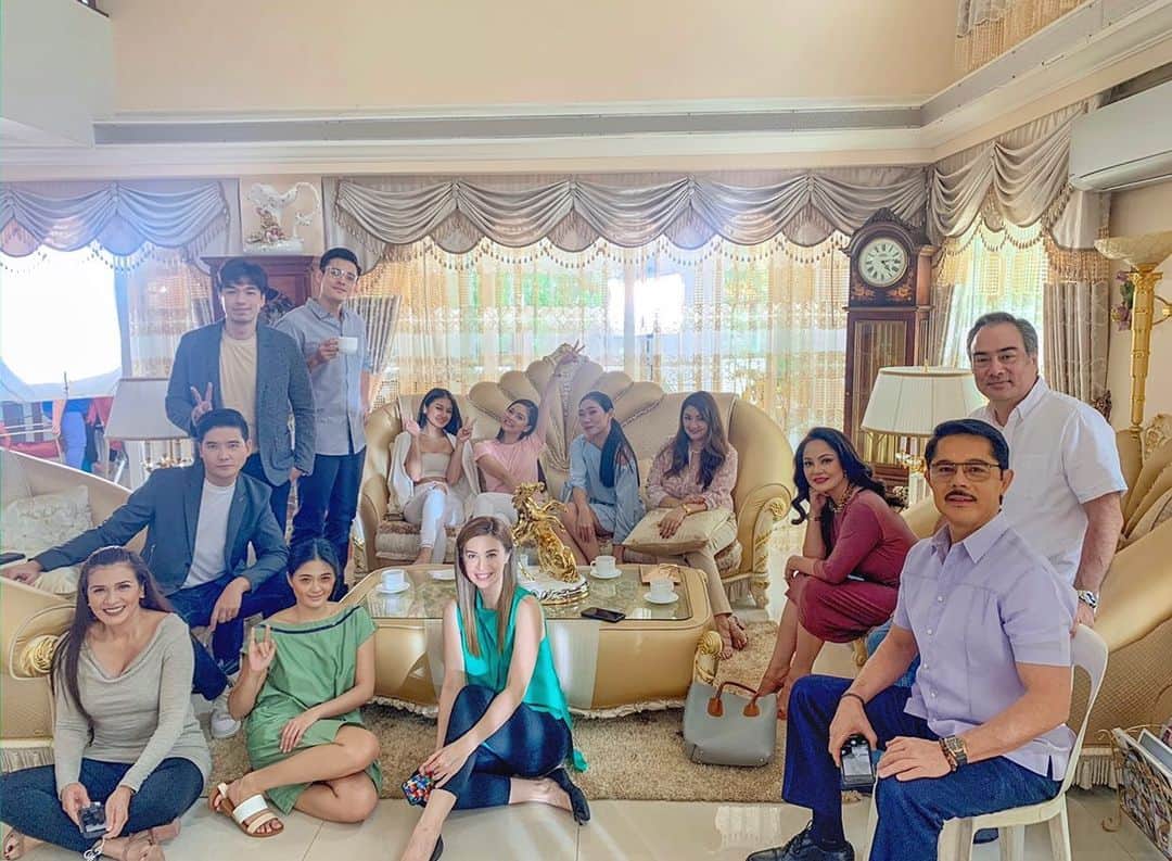 Kim Chiuさんのインスタグラム写真 - (Kim ChiuInstagram)「Found this pic in my gallery! Missing the Family!❤️ keep safe everyone!!!❤️ Love Thy Woman still airing on regular programming 3:30pm till this week march20 . Later madadagdagan ang pamilya namin, lalabas na si AMANDA @iloveruffag 🔥🔥🔥. . Make the most of this time with your loved ones and your family. Keep yourself indoors, dont go out kung hindi kailangan, bumagal man ang oras but cherish this time with them. ❤️ let’s all pray that this will be over soon🙏🏻」3月17日 12時59分 - chinitaprincess
