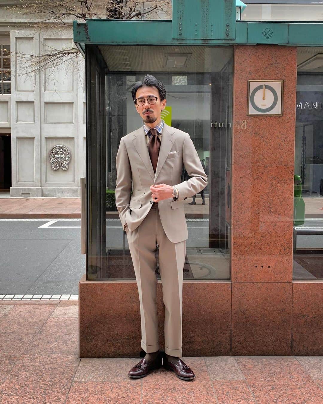 のインスタグラム：「FSC STAFF STYLE - GINZA  FSC MTM PATTERN ORDER SUIT : HARRISONS @harrisons1863  只今、2020 SPRING FSC MADE TO MEASURE PATTERN ORDER FAIR開催中。  #freemanssportingclub  #fsctokyo #fscginza #fscdaimarushinsaibashi  #fscmadetomeasure  #menswear」