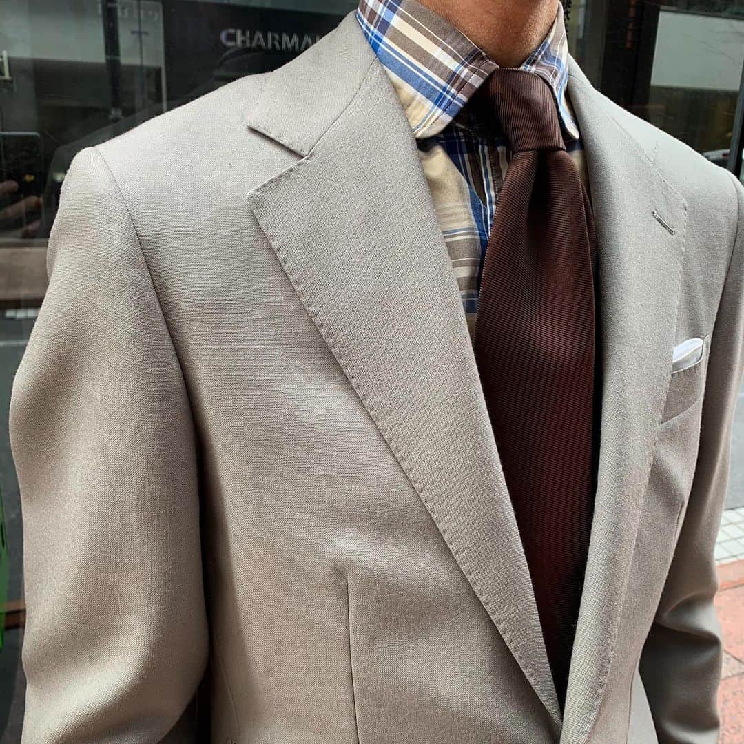 のインスタグラム：「FSC STAFF STYLE - GINZA  FSC MTM PATTERN ORDER SUIT : HARRISONS @harrisons1863  TIE : FREEMANS SPORTING CLUB  只今、2020 SPRING FSC MADE TO MEASURE PATTERN ORDER FAIR開催中。  #freemanssportingclub  #fsctokyo #fscginza #fscdaimarushinsaibashi  #fscmadetomeasure  #menswear」