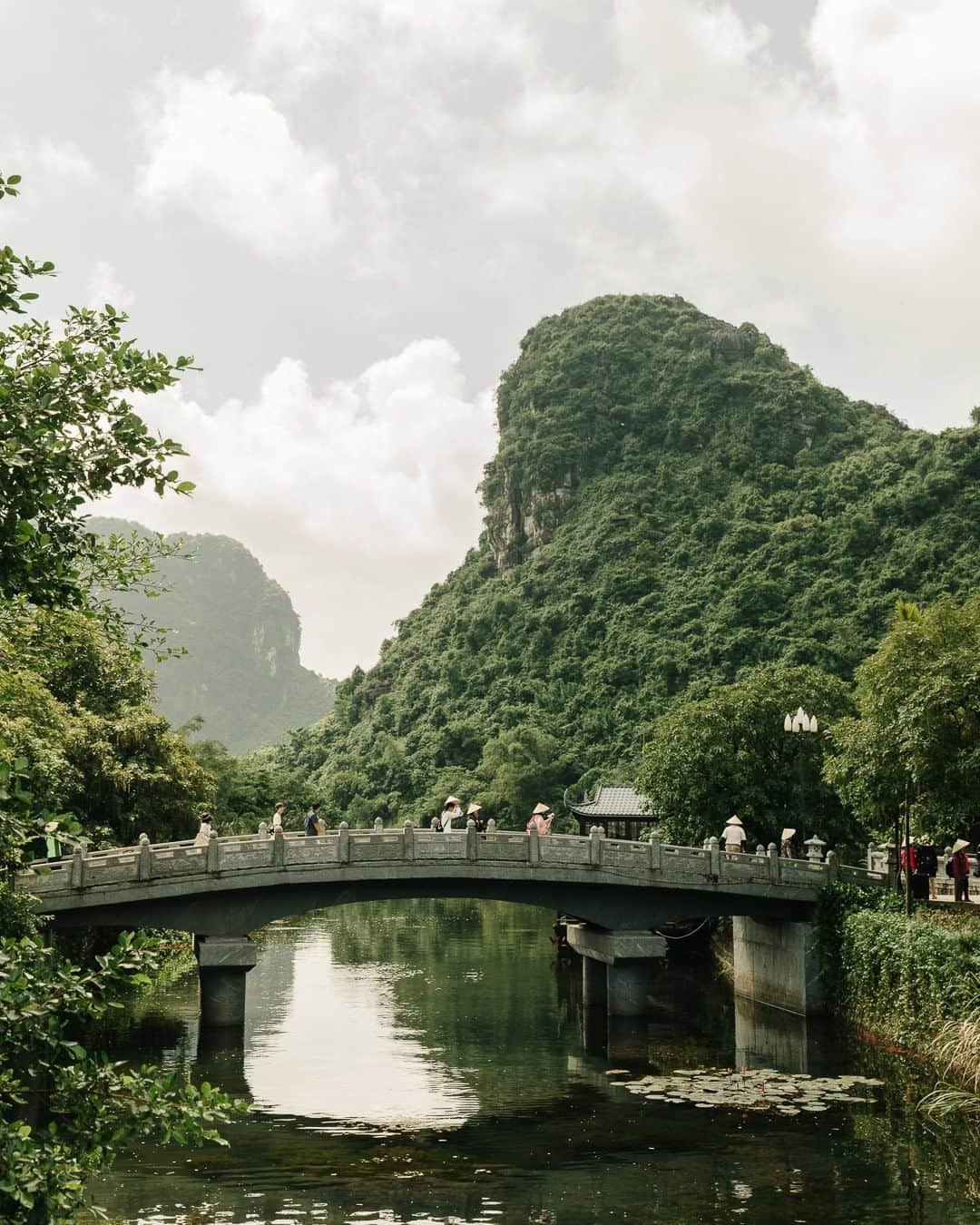 National Geographic Travelさんのインスタグラム写真 - (National Geographic TravelInstagram)「Photo by @kevinfaingnaert | The bridge to Trang An, situated near the southern margin of the Red River Delta in Vietnam, is surrounded by steep limestone peaks. Trang An is known as Ha Long Bay on land. The landscape is dominated by towering limestone mountains covered with tropical plants, rivers, and hidden temples and pagodas. #Vietnam」3月17日 13時10分 - natgeotravel