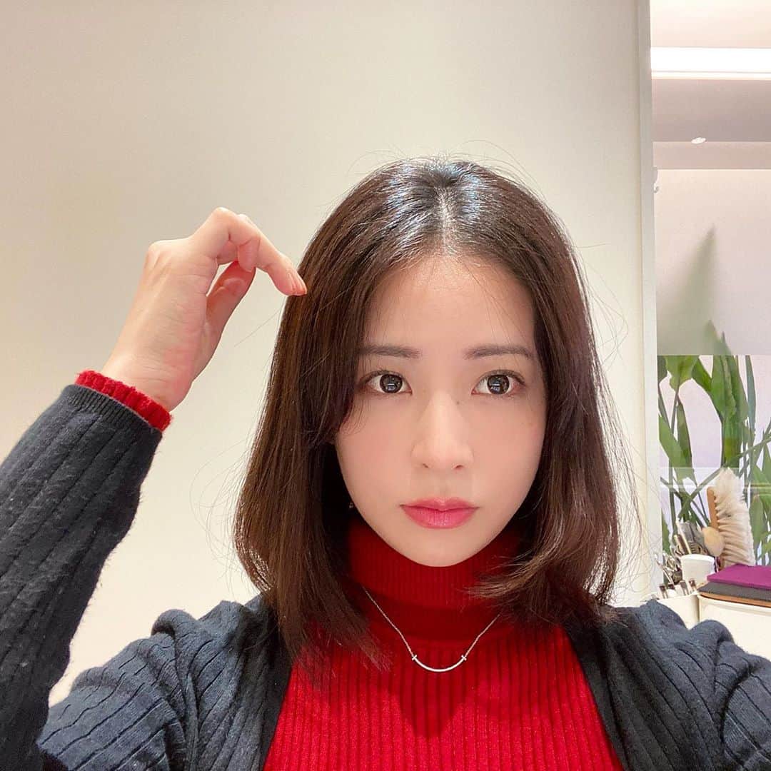 神室舞衣のインスタグラム：「前も後ろも伸びたよね〜💇‍♀️ #美活　 #カット前 #服の毛玉の生活感ね」