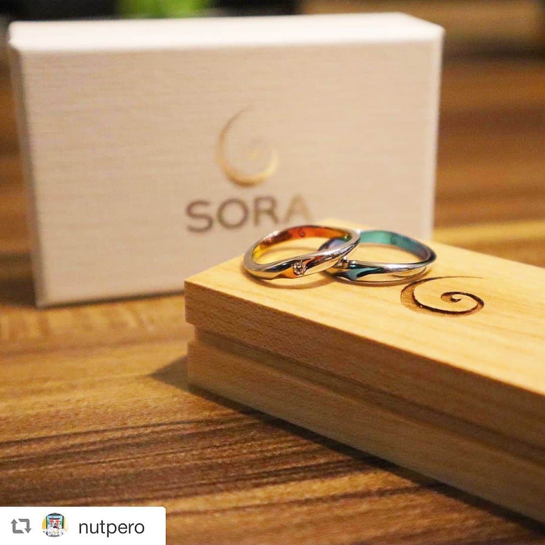 SORA ≪SORA表参道の公式アカウント≫のインスタグラム：「. ぜひ『 #結婚指輪sora 』のハッシュタグを入れて お写真を投稿してくださいね＊* . みなさんの素敵なご投稿はSORAの 公式アカウントでご紹介いたします！ . 本日は @nutpero さまのご投稿をご紹介♪ . ･:*+.･:*+.･:*+.･:*+.･:*+.･:*･: . 指輪が届きました💍✨ 見る角度によって、 色が違って見えてとても綺麗！ 旦那もすごく気に入ってて、 これにしてよかった☺️ . ･:*+.･:*+.･:*+.･:*+.･:*+.･:*･: . #結婚指輪 #婚約指輪 #表参道 #金属アレルギー #金属アレルギー対応 #レアメタル  #手作り #手作り指輪 #ブライダル #ウェディング #プレ花嫁 #クリエィティブ #デザイン #bridal #wedding #jewelry #ring #weddingring #japaneseart #madeinjapan ﻿ #2020春婚 #2020夏婚  #2020wedding #オーダーメイドリング」