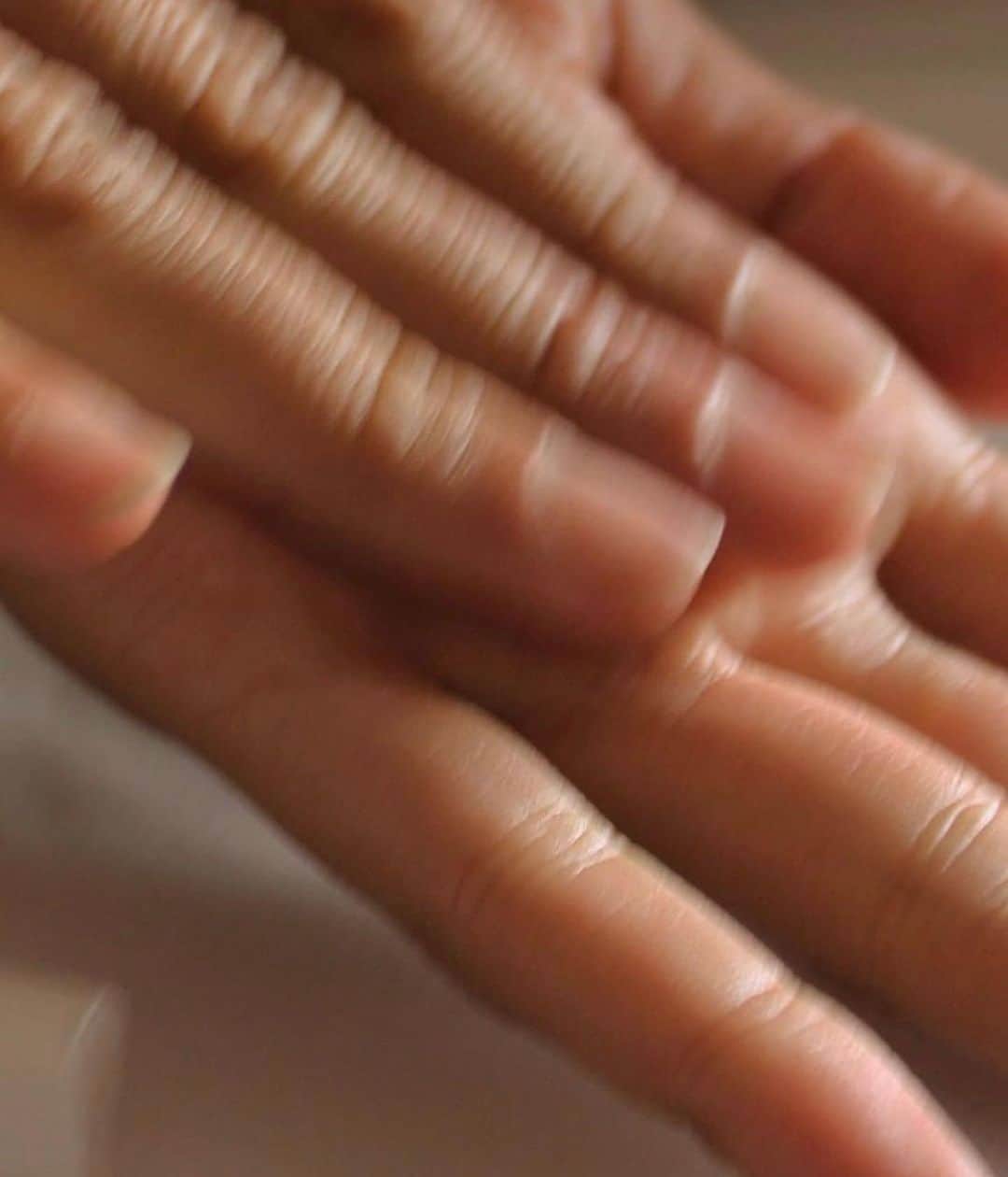 ロージー・ハンティントン＝ホワイトリーさんのインスタグラム写真 - (ロージー・ハンティントン＝ホワイトリーInstagram)「You’ve heard it before 🖤 Wash hands for at least 20 seconds, use a hand sanitizer that contains at least 60% alcohol, and avoid touching your eyes, nose, and mouth. Photo by @felixruizdiez」3月17日 13時30分 - rosiehw