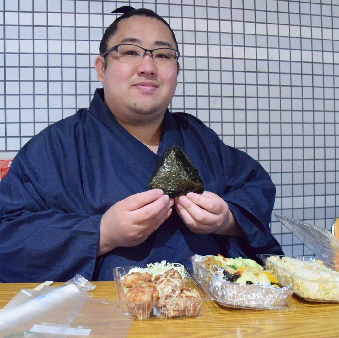 日本相撲協会さんのインスタグラム写真 - (日本相撲協会Instagram)「力士の手作り弁当🍴﻿ ﻿ 今場所は外出できないため、力士は持参してお昼ご飯を食べています。﻿ ﻿ ①﻿  追手風部屋の大雄翔は、兄弟子の作ってくれたひよの山のオムライス弁当です。青森産のリンゴつき。﻿ ﻿ ②﻿ 荒汐部屋の飛騨野。﻿ 部屋のマネージャーさんが作ってくれたお弁当です。ご飯に目玉がついていたり、よく見るとゆで卵がドラえもんになっています。﻿ ﻿ ③﻿ 玉ノ井部屋の本木山は、部屋の東浪が作ってくれたお弁当。おにぎりの海苔は、パリパリのまま食べられるよう工夫してあります。﻿ ﻿ ④﻿ 高砂部屋の大子錦が作ったしょうが焼き弁当を食べる、朝ノ島と朝童子。ふりかけ3種類と、なめたけ、のり付き。﻿ ﻿ ⑤﻿ 錣山部屋の川渕は、料理上手な呼出し・節男作のカオマンガイと鰆の南蛮漬け弁当を持ってきていました。﻿ ﻿ ﻿  @sumokyokai  #sumo  #相撲  #力士 #お相撲さん #大相撲  #大阪場所  #三月場所 #春場所 #エディオンアリーナ大阪 #大阪府立体育館 #なんば  #３月 #お弁当 #弁当 #ランチ #手作り弁当#お相撲さんのお弁当 #ご飯多い #おいしそう #愛情たっぷり #キャラ弁 #キャラ弁初心者 #キャラ弁当 #ひよの山 #弁当男子」3月17日 13時42分 - sumokyokai