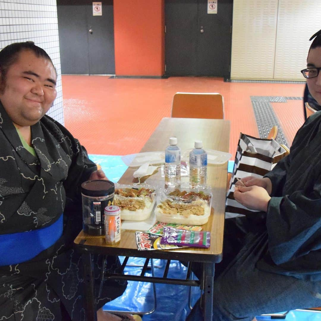 日本相撲協会さんのインスタグラム写真 - (日本相撲協会Instagram)「力士の手作り弁当🍴﻿ ﻿ 今場所は外出できないため、力士は持参してお昼ご飯を食べています。﻿ ﻿ ①﻿  追手風部屋の大雄翔は、兄弟子の作ってくれたひよの山のオムライス弁当です。青森産のリンゴつき。﻿ ﻿ ②﻿ 荒汐部屋の飛騨野。﻿ 部屋のマネージャーさんが作ってくれたお弁当です。ご飯に目玉がついていたり、よく見るとゆで卵がドラえもんになっています。﻿ ﻿ ③﻿ 玉ノ井部屋の本木山は、部屋の東浪が作ってくれたお弁当。おにぎりの海苔は、パリパリのまま食べられるよう工夫してあります。﻿ ﻿ ④﻿ 高砂部屋の大子錦が作ったしょうが焼き弁当を食べる、朝ノ島と朝童子。ふりかけ3種類と、なめたけ、のり付き。﻿ ﻿ ⑤﻿ 錣山部屋の川渕は、料理上手な呼出し・節男作のカオマンガイと鰆の南蛮漬け弁当を持ってきていました。﻿ ﻿ ﻿  @sumokyokai  #sumo  #相撲  #力士 #お相撲さん #大相撲  #大阪場所  #三月場所 #春場所 #エディオンアリーナ大阪 #大阪府立体育館 #なんば  #３月 #お弁当 #弁当 #ランチ #手作り弁当#お相撲さんのお弁当 #ご飯多い #おいしそう #愛情たっぷり #キャラ弁 #キャラ弁初心者 #キャラ弁当 #ひよの山 #弁当男子」3月17日 13時42分 - sumokyokai