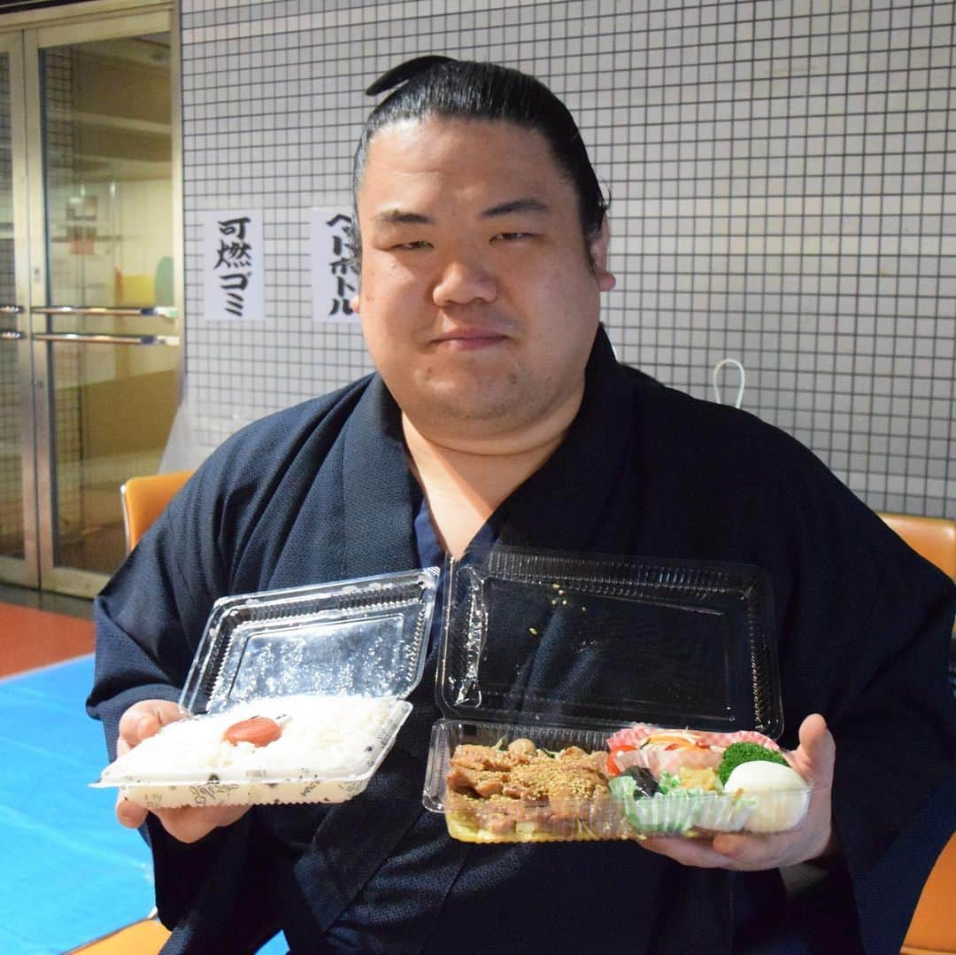 日本相撲協会さんのインスタグラム写真 - (日本相撲協会Instagram)「力士の手作り弁当🍴﻿ ﻿ 今場所は外出できないため、力士は持参してお昼ご飯を食べています。﻿ ﻿ ①﻿  追手風部屋の大雄翔は、兄弟子の作ってくれたひよの山のオムライス弁当です。青森産のリンゴつき。﻿ ﻿ ②﻿ 荒汐部屋の飛騨野。﻿ 部屋のマネージャーさんが作ってくれたお弁当です。ご飯に目玉がついていたり、よく見るとゆで卵がドラえもんになっています。﻿ ﻿ ③﻿ 玉ノ井部屋の本木山は、部屋の東浪が作ってくれたお弁当。おにぎりの海苔は、パリパリのまま食べられるよう工夫してあります。﻿ ﻿ ④﻿ 高砂部屋の大子錦が作ったしょうが焼き弁当を食べる、朝ノ島と朝童子。ふりかけ3種類と、なめたけ、のり付き。﻿ ﻿ ⑤﻿ 錣山部屋の川渕は、料理上手な呼出し・節男作のカオマンガイと鰆の南蛮漬け弁当を持ってきていました。﻿ ﻿ ﻿  @sumokyokai  #sumo  #相撲  #力士 #お相撲さん #大相撲  #大阪場所  #三月場所 #春場所 #エディオンアリーナ大阪 #大阪府立体育館 #なんば  #３月 #お弁当 #弁当 #ランチ #手作り弁当#お相撲さんのお弁当 #ご飯多い #おいしそう #愛情たっぷり #キャラ弁 #キャラ弁初心者 #キャラ弁当 #ひよの山 #弁当男子」3月17日 13時42分 - sumokyokai