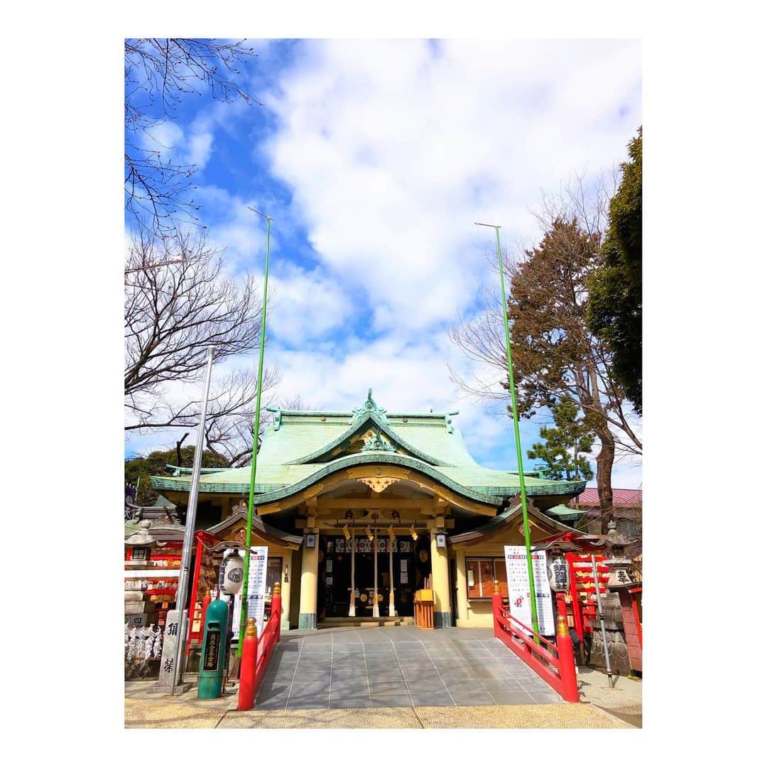 理絵さんのインスタグラム写真 - (理絵Instagram)「ウイルス感染の予防をしたうえでの最後の神頼み⛩です  早くおさまりますように🙏🏻神様どうかお願いします  #四谷須賀神社 #神社 #shrine #須賀神社 #sakura #桜 #鳥居 #tokyo #japan」3月17日 13時43分 - ____rie____