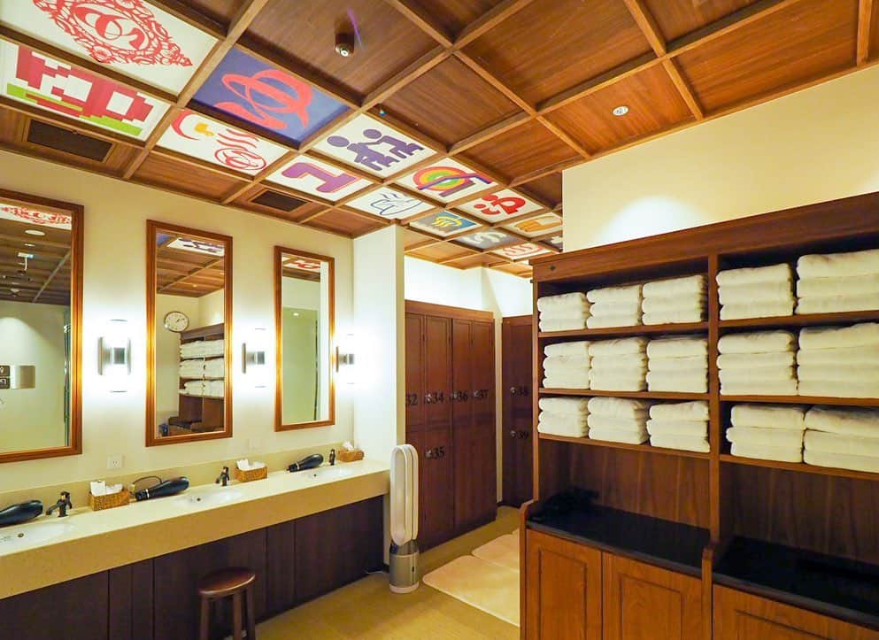 北出恭子さんのインスタグラム写真 - (北出恭子Instagram)「・﻿ ・﻿ ・﻿ ホテルインディゴが、箱根強羅に日本初上陸🏨﻿ ✨﻿ ﻿ コンテンポラリースタイルなデザインと和の伝統が融合したまさに「泊まれるアート」❣️🖼﻿ ﻿ 寄木細工や浮世絵などのローカルで伝統的なエレメントと、最新テクノロジーを駆使したデジタルアートなど、箱根強羅の歴史と未来をつなぐ非日常空間です✨⭐️﻿ ﻿ エントランスには人力車⛩﻿ レセプションには古民家の木材を移築した囲炉裏🏠﻿ ﻿ カラフルで可愛いらしいプライベート温泉付きの全客室には、創業100年の地元写真館が撮りためたモノクロ写真がヘッドボードに📸﻿ ﻿ 男女共用大浴場にある大パノラマスクリーンには、箱根の四季をモチーフにした新感覚の「温泉デジタルアート」が✨♨️👙﻿ 脱衣所や下駄箱は、明治時代の銭湯を彷彿とさせるレトロでアンティーク調のアイテムが😍﻿ ﻿ 光と音でパフォーマンスがあるかるトレーニングジム🏃‍♀️日本で二ヶ所しかないスパ「HARNN」💆‍♀️ ﻿ ﻿ 「火」をイメージしたダイニングにある大きなオーブンでは、豪快に炭と薪でこんがりとグリル🔥🍖﻿ ﻿ 「水」をイメージしたバーラウンジでは、箱根の自然をイメージした華やかでエンターテインメント性のあるオリジナルカクテルがたくさん❣️🍸﻿ ﻿ 寄木細工のワークショップもとっても楽しかったです🌲﻿ ﻿ 3月14日から4月20日までの期間限定で、「桜スペシャル」プランが🌸﻿ ﻿ お部屋から満開の桜並木が望めますよ〜😊👌 ﻿ ﻿ #ホテルインディゴ箱根強羅 #IHG #indigo #温泉 #温泉家 #温泉ソムリエ #温泉タレント #温泉モデル #温泉専門家 #北出恭子 #温泉大好き #温泉巡り #温泉旅行 #旅行 #旅 #温泉女子 #温泉旅館 #温泉宿 #温泉好きな人と繋がりたい #influencer #pr #japantrip #hotel  #onsen #溫泉 #온천  #hotsprings #hakone #spa #kitadekyoko」3月17日 13時51分 - onsen.expert_kitadekyoko