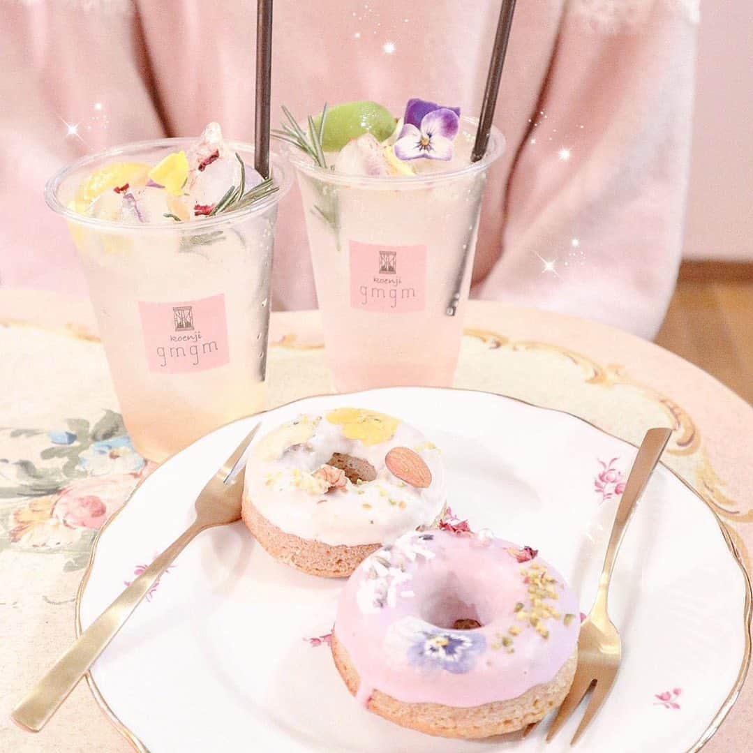 KIREIMOさんのインスタグラム写真 - (KIREIMOInstagram)「. 高円寺にある「gmgm（グムグム）」というカフェ🌸﻿ .﻿ コーラルピンクの壁とアンティーク家具、ドライフラワーで飾られたかわいらしい店内で、﻿ エディブルフラワーが使われたフードやドリンクが楽しめます☕️﻿ .﻿ ドーナッツなどのデザートから食事まで、メニューが豊富なのも嬉しいポイント！﻿ .﻿ .﻿ ------------------------------------------------------------ Place：gmgm（グムグム）﻿ ------------------------------------------------------------ .﻿ repost from @pinkestmari﻿ .﻿ .﻿ .﻿ キレイモのアカウントでは紹介する写真を募集中🍑﻿ キレイモのオリジナルハッシュタグをつけてくれた投稿の中からピックアップし、写真をリポストさせていただきます✨﻿ ﻿ カフェ系の投稿は、ぜひ#kireimo_cafe をつけて投稿してみてね！﻿ ※タイムラインで色味等を合わせるため、リポスト時に画像を加工して投稿する場合がございます。﻿ .﻿ .﻿ #KIREIMO #キレイモ #脱毛 #全身脱毛 #脱毛サロン﻿ #美容 #美容情報 #美容部 #高円寺カフェ #東京カフェ #カフェ巡り #カフェ活 #gmgm #グムグム #花カフェ #hanabar﻿ #ピンクカフェ #ピンクスポット #ドライフラワー #エディブルフラワー #毎日の可愛いをあなたに﻿ #アンティークカフェ #女子力向上委員会 #コーラルピンク #ドーナツ﻿ #genic_cafe #大人pink #東京スイーツ #東京女子部」3月17日 14時00分 - kireimo_official