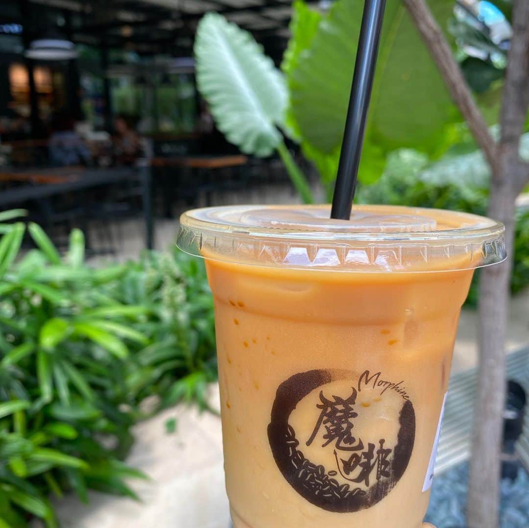 のインスタグラム：「・ こぐまちゃんがお昼寝してくれたのでコーヒータイム☕️ ・ ミルがあってサイフォンで入れてるの❣️ ・ 美味しい💕 ・ ゆっくり一息つく時間、大切☺️ ・ ・ #シンガポール生活 #coldbrewcoffee #payalebarquarter @themorphinecoffee」