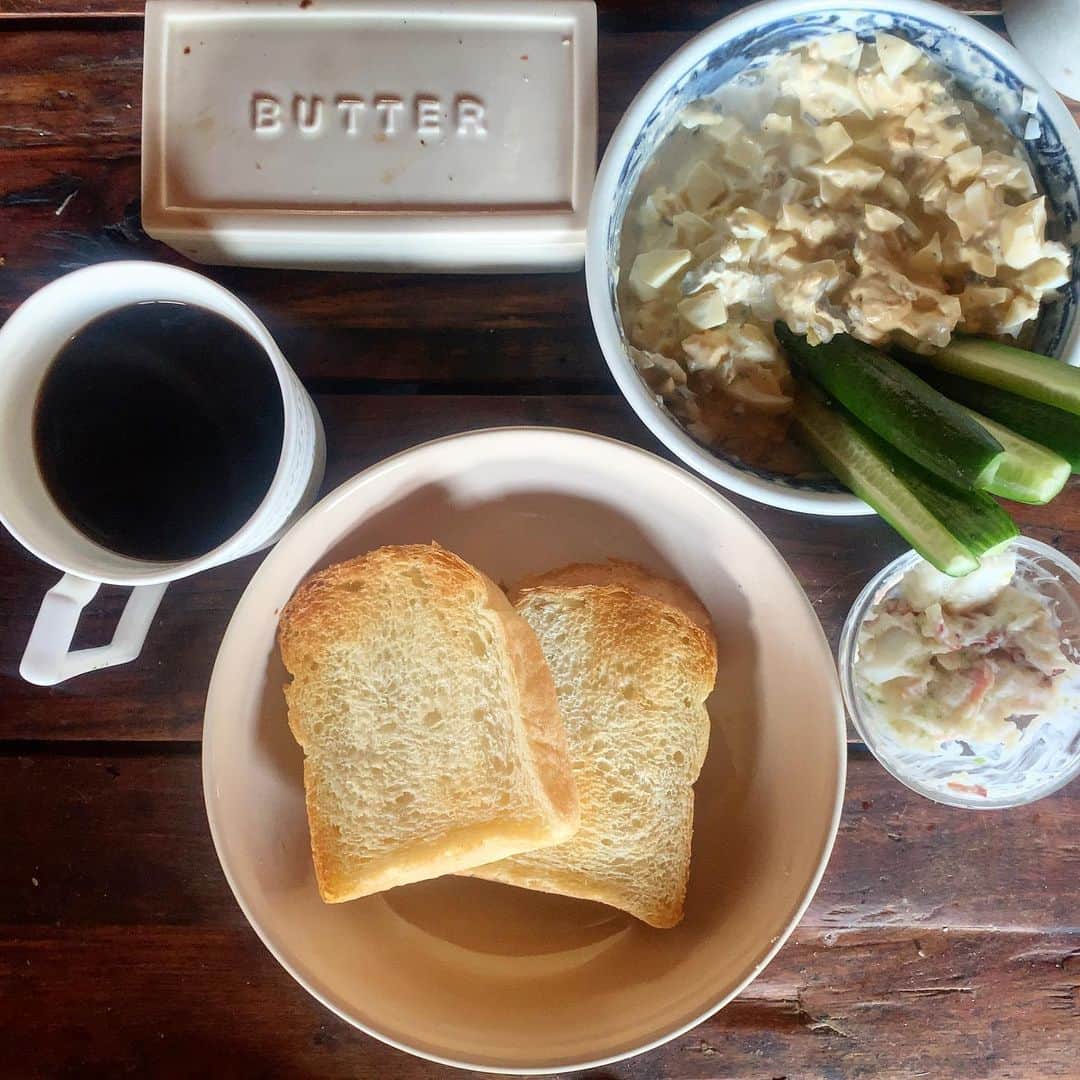 池内万作さんのインスタグラム写真 - (池内万作Instagram)「今朝はタマゴサンドでスタート。 バターが切れてることが判明したので買って帰らねばならぬのう。 #イケウチ家の食卓」3月17日 13時59分 - mandeshita