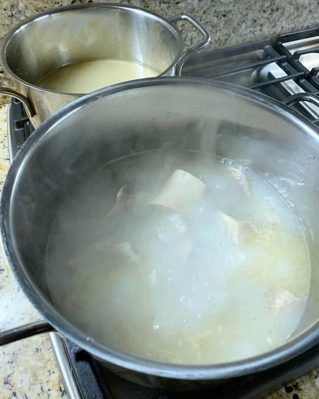 高木りなさんのインスタグラム写真 - (高木りなInstagram)「お家にいるから出来ること☝🏻✨ コムタンスープ作り！笑 #コムタンスープ は#ソルロンタン のように長い間グツグツ煮込んだスープ。 血抜きから出来上がりまで丸2日かかりました。 なのでこんな機会じゃないと作れない！ 今夜は韓国餅と餃子を入れて、 #トッマンドゥクッ (韓国のお雑煮)で頂きました🙏🏻 余ったスープはジップロックで冷凍庫へ❄️ ごちそうさまでした✨ 집에만 있으니까 할 수 있는거 - 사골육수 만들기! 피빼는것부터 완성하기까지 이틀 걸렸어요. 이런 기회아니면 만들기 힘든거 같아요. 오늘은 만든 육수로 떡만두국 만들었어요! . #休校中の過ごし方 #おうち時間 #おうちごはん #韓国料理 #牛骨 #牛骨スープ #かーちゃんと息子のふたりごはん #집콕 #집콕요리 #사골육수 #곰탕 #떡만두국 #리나스테이블 #rinastable #koreanfood」3月17日 14時21分 - rinasvoyage