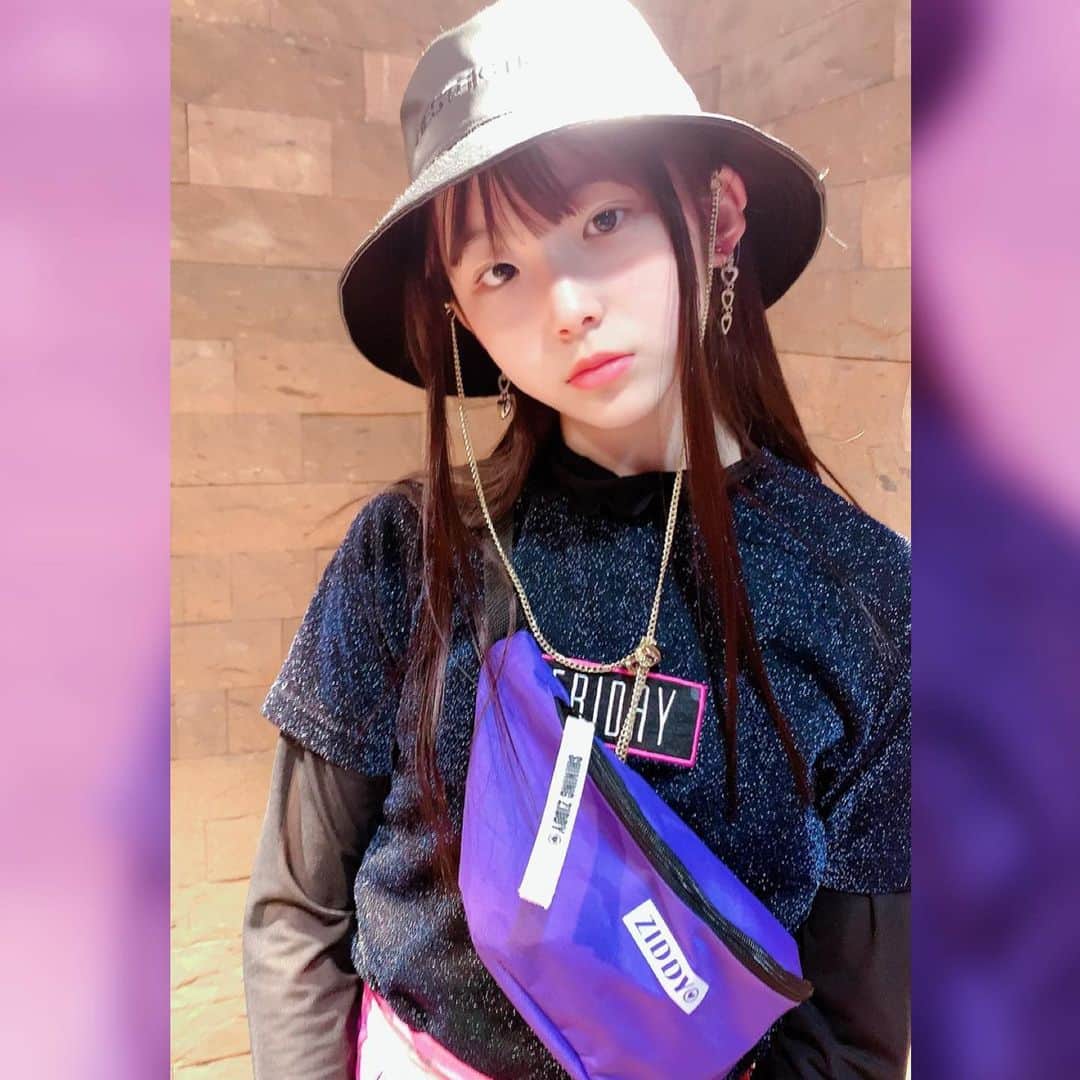 ニコ☆プチのインスタグラム：「プチモのふろくの使い方、今日のプチモは...﻿ ﻿ ﻿ ココ🏝﻿ ﻿ ココは流行りのピープス女子コーデしてみたよー﻿ ZIDDYのポーチとプリーツスカートの色をパープル系で合わせてみたよー(*'▽'*)﻿ ﻿ みんなのコーデも気になるー！﻿ ココ的には、ガーリー苦手だから、どんな風に着こなすか教えてほしいなー😊﻿ ﻿ ポーチの中身は﻿ お財布、ケータイ、リップ、保湿クリーム、ボディコロン、カード入れだよー！﻿ たくさん入って便利だし、カッコいいから、この春のコーデにたくさん使いたいなー(*^▽^*)﻿ ﻿ ﻿ #ニコプチ﻿ #ニコプチふろく﻿ #プチモのふろくの使い方﻿ #ニコプチふろくのある生活﻿ #付録バッグ﻿ #ジディー﻿ #ZIDDY﻿ #ふろく﻿ #井口虹姫」