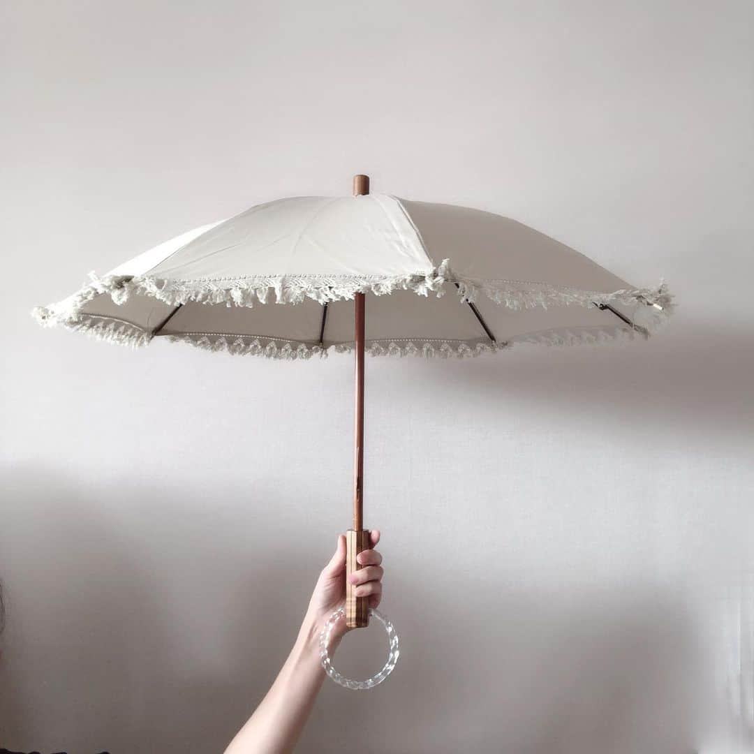 田中マヤさんのインスタグラム写真 - (田中マヤInstagram)「今年の日傘✨ 100年近く続く伝統ある傘の柄のお店 #大森商店 のもの。　@ohmori3  日傘の種類もレースやシンプルな物もあり、私はフリンジのタイプに😌 取っ手も種類があって、セミオーダーできるんです😌 ・ 涼しげなアクリル素材の持ちやすそうな輪っかに✨ 職人さんの手作業で 両端を持ってねじって作るそうで ねじり加減によって、ひとつひとつ表情が違うところも 選ぶ楽しさ✨ ・ 傘も素敵だったから、梅雨の時期までに また行きたいな✨ ・ #日傘 #大森商店 #セミオーダー #フリンジ #日焼け対策 #紫外線対策 #instagood #instabeauty #beauty #love #셀스타그램 #셀피 #셀카 #일상 #데일리 #뷰티 #미용 #좋아요 #양산」3月17日 15時00分 - tanakamaya__official