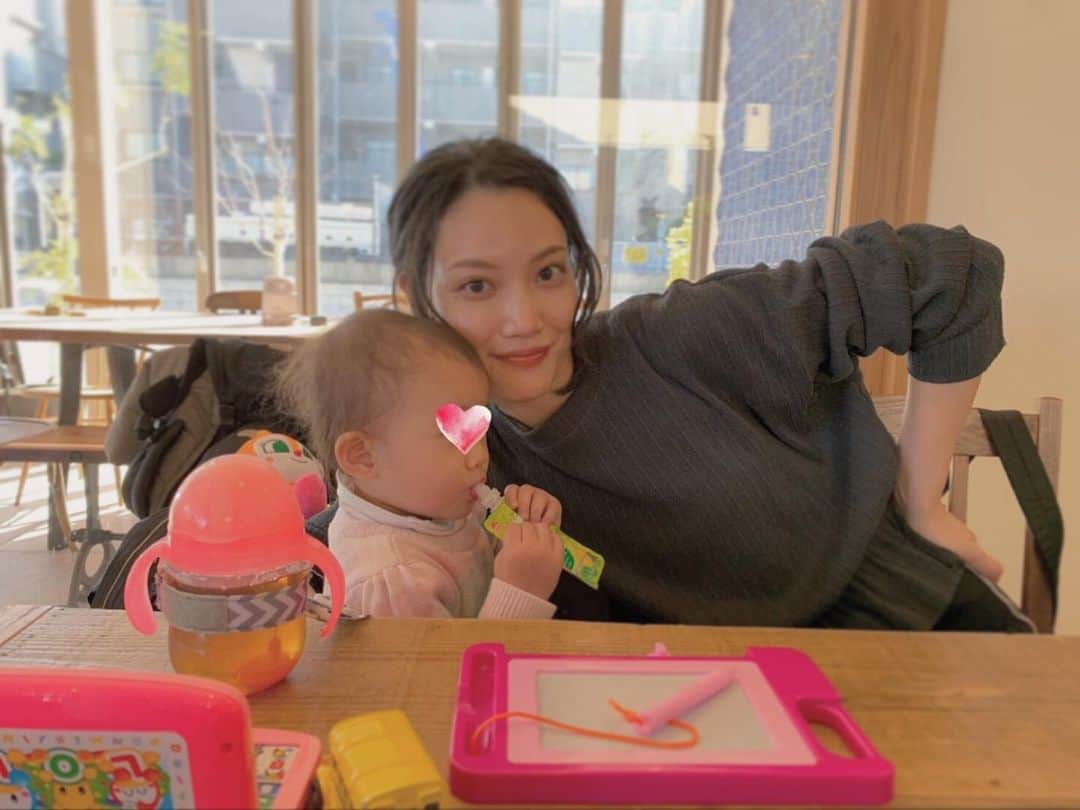 小松舞のインスタグラム：「ピンクの物を好んだり ぬいぐるみ達をお世話する姿 私をトントン、チューと寝かしつけようとしてくれる愛おし過ぎる我が子💕 掃除や洗濯物運んでくれたり色々とお手伝いしてくれる姿に 女の子だなぁと.. 日々の成長に喜びと誇らしさと 寂しさと😭← 📷@tomomi_______  #👭 #👧 #💕 #pink #1y5m #女の子 #kids #baby #love #女の子のママ」