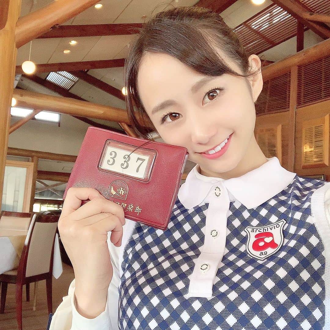 筒井萌子のインスタグラム：「* 特に意味もなくカードホルダーと撮る。笑 ログハウスいい感じ𓃟ﻌﻌﻌ❤︎ wear: @archivio.official ꪔ̤̮💕 ・ ・ #筒井萌子 #女優 #actress #モデル #model #岡山  #shooting #instagood #instalike #converse #撮影 #followme #instalike #ゴルフ #ゴルフ女子 #ゴルフコーデ #골프 #좋아요반사 #좋아요그램 #좋아요환영 #데일리그램 #패션 #오오티디 #카페 #アルチビオ  #アルチビオカップ #archivio #archiviocup #v12 #callaway」