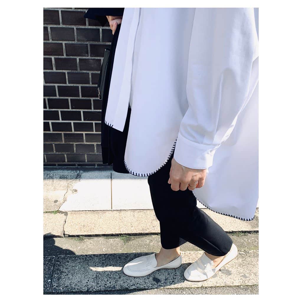 yori designerさんのインスタグラム写真 - (yori designerInstagram)「🧵 シャツの裾も 靴のデザインも ステッチ♡ shirt #yori_japan  pants #yori_japan  shoes #tods #ブランケットステッチ 3月24日発売」3月17日 15時13分 - yoko915