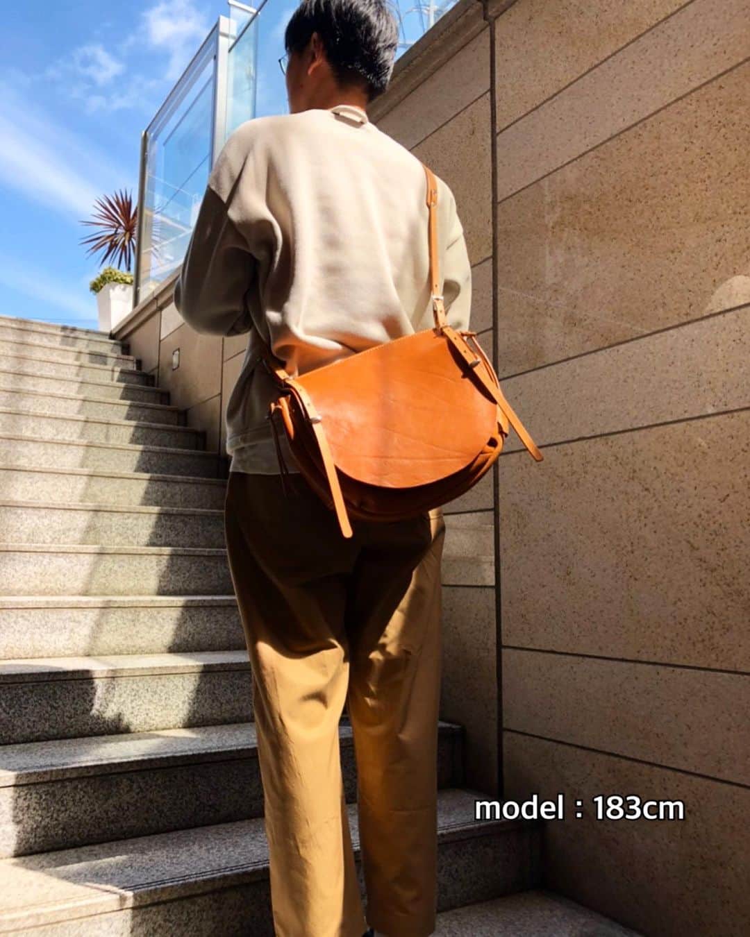 HERZ ヘルツさんのインスタグラム写真 - (HERZ ヘルツInstagram)「こんにちは☀️ ヘルツ本店です！  体感的にも春らしくなってきましたね♪ 今日は個性が光る鞄をいくつかご紹介します！ 休日の相棒にいかがでしょうか？  店舗に在庫があれば代金引換にて お送りすることができますので お気軽にお問い合わせ下さい☎️ ヘルツ本店 電話 　03-3406-1471 営業時間　12:00〜19:00 定休日　　水曜日、第二木曜日  #ヘルツ#ヘルツ本店#herz#レザー#leather#革#鞄#bag#leatherbag#革鞄#革製品#ハンドメイド#手作り#handmade#日本製#madeinJapan#東京#表参道#旅#旅行#旅行鞄#ボディバッグ#ショルダーバッグ#春」3月17日 15時16分 - herz_bag