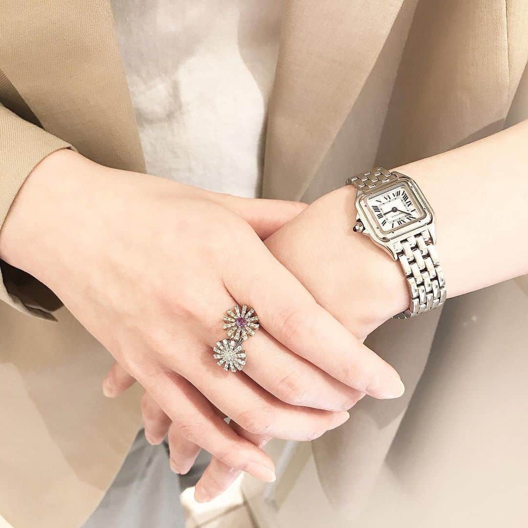 のインスタグラム：「【Cartier】 【DAMIANI】 🌿素敵なコーディネイト🌿  Cartierパンテールのお時計とDAMIANIのリングの重ね付けの手元💐  #cartier #cartierwatch #パンテール#カルティエ#damiani #リング#ダイヤモンド#ホワイトゴールド#ピンクゴールド#ダミアーニ#手元コーデ#スリーク新潟#スリーク#ビジュースリーク#bijouxthreec」