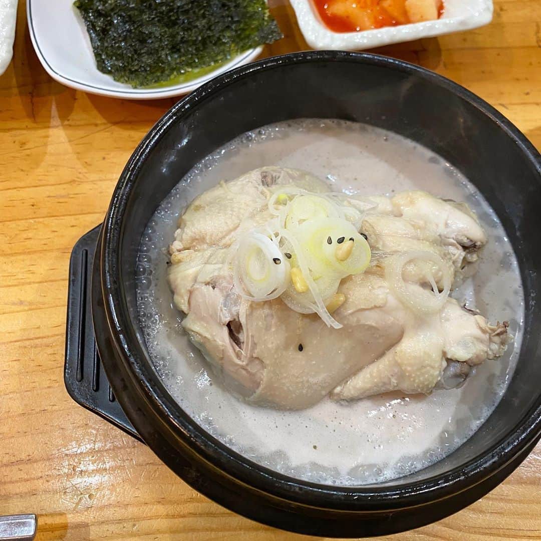 川島海荷さんのインスタグラム写真 - (川島海荷Instagram)「最近あげられるような写真を撮っていない……なんかないかなぁと思ったら、ちょっと前にだんちゃんと参鶏湯を食べに行った時、ふいに撮ってくれた写真が🤤また食べたい🤤 免疫力さげないようにしなきゃね。」3月17日 15時45分 - umika_kawashima