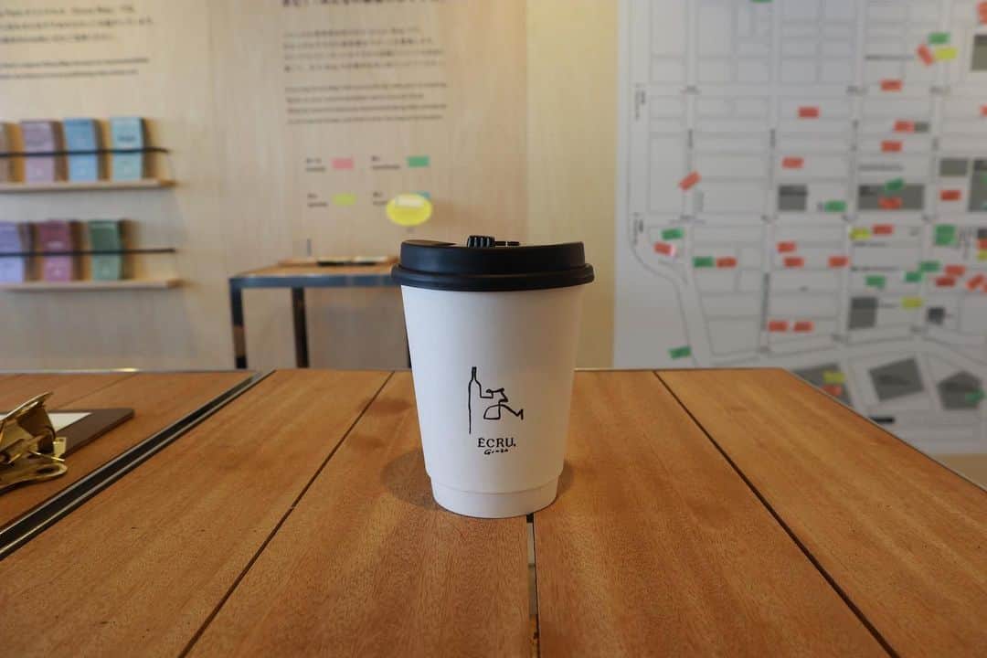 石井輝明さんのインスタグラム写真 - (石井輝明Instagram)「銀座。 ストーブがメインの写真みたいになってもうた。  #ecruginza #cafe #coffee #カフェ #ポップアップストア #東京カフェ #銀座カフェ #カフェ芸人 #一応20日に19時からと22日に19時半から公式チャンネルから生配信することにしました #もちろんどうなるかはわかりませんが #急に出来なくなる可能性もありますので #今のところやるつもりですので #何卒よろしくお願いします #そこをなんとか #いやそう言わずに #それはわかるけど #まぁでもね #そういうことで #ほなお願いしますね」3月17日 15時40分 - comandanteishii