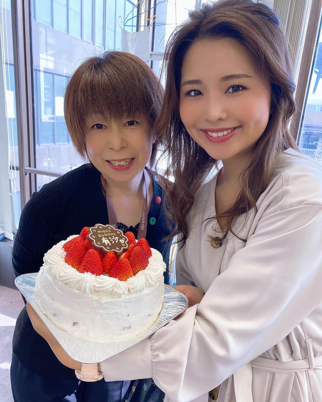 のインスタグラム：「いつもいつも、イベントのたびに美味しいケーキを作って下さってありがとうございます🥺💓！！！ WASABIスタッフはもはやパティシエとお呼びしております✨ Kさんが作るショートケーキは本当にお店顔負け🍰 くどくないからバクバク食べられる。 クリームがもたれない。 最高の味です🙏🏻 ・ #静岡  #SBSテレビ #soleいいね #SBSラジオ #静岡放送 #鉄崎幹人のWASABI #WASABI #アナウンサー #大槻有沙 #follow #followme」