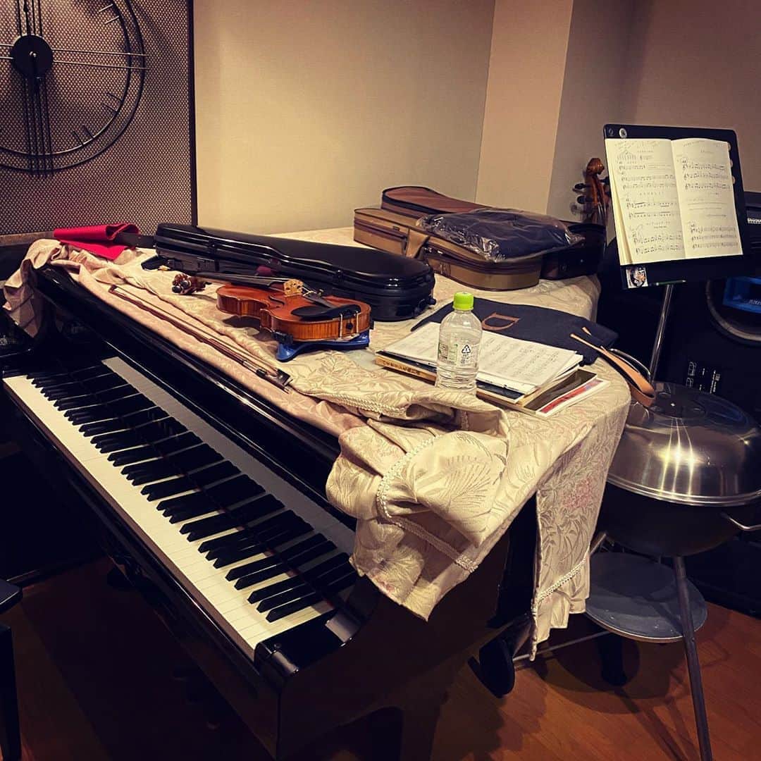 小泉里子さんのインスタグラム写真 - (小泉里子Instagram)「なんでかBBQグリルが置いてある、音楽室w #最近ヴァイオリンを習い始めました」3月17日 15時42分 - satokokoizum1