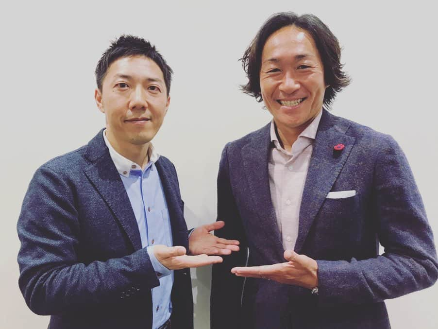 石川直宏さんのインスタグラム写真 - (石川直宏Instagram)「先週ライブ配信された「Jリーグ×eFootball ウイニングイレブン2020 クラブ応援キャンペーンMatchday 代表戦実況放送」のゲストとして出演させていただきました✨ . 桑原さんとは昨シーズンのチャンピオンズの実況解説以来。Jリーグの実況やジャッジリプレイでもお馴染みですが、今回も楽しい時間でした♪ コナミの梅津さん、杉村さんもありがとうございました🤝 . 延期でもやもやしているJリーグ、サッカーファミリーも多いかと思いますが、こういった形から再開をより期待をしていただきながら、今を少しでも楽しんでいただける時間になればなと思います⚽️ . KONAMI公式のYouTubeチャンネルでもライブ配信の様子がアップされているので是非ご覧下さい♪ . #Jリーグ #jleague #コナミ #KONAMI #ウイニングイレブン2020  #Matchdayモード #桑原学 さん #石川直宏 #JSP」3月17日 15時42分 - sgss.18