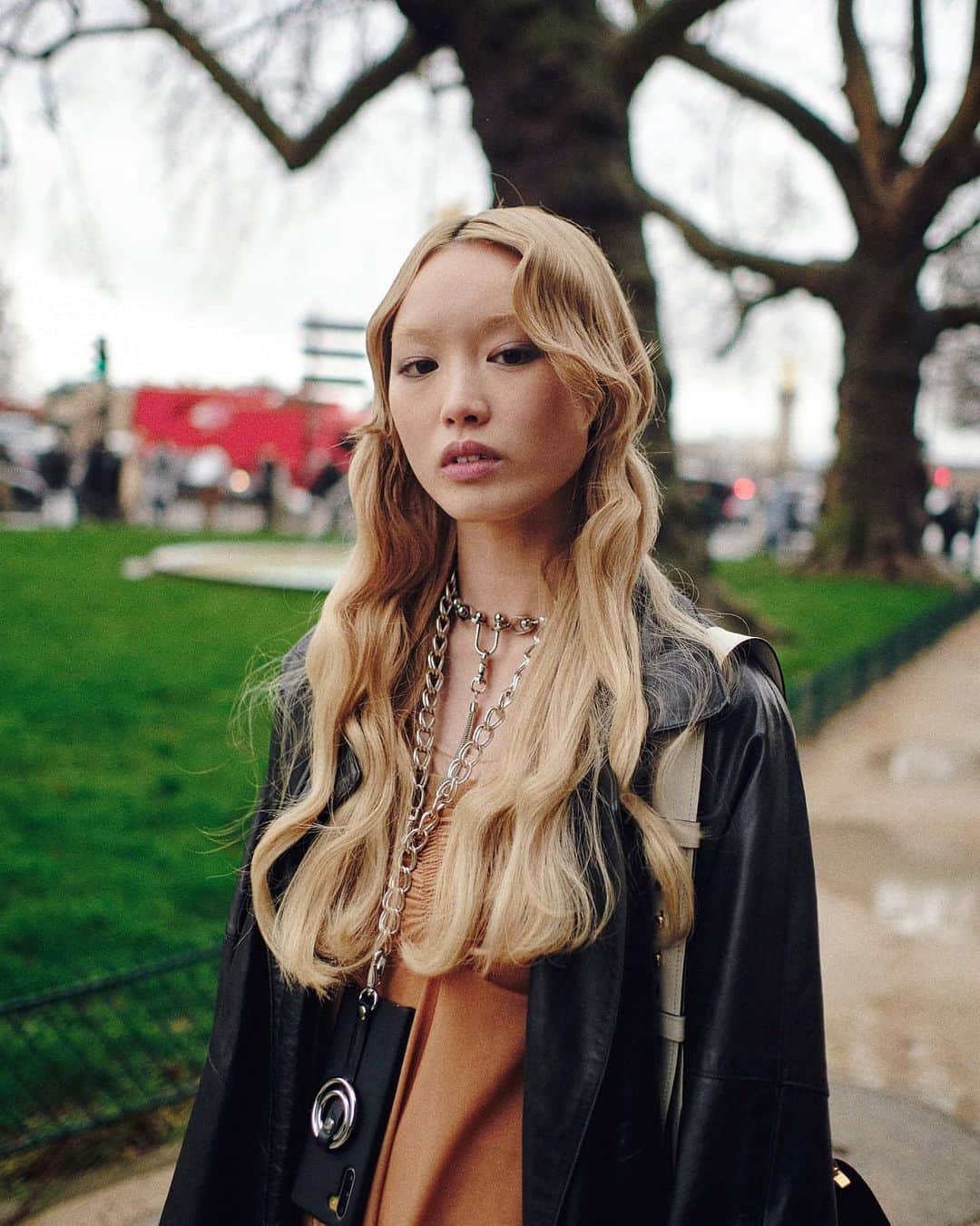 フェルナンダ・リーのインスタグラム：「After Chloe 🍂 With my funky phone lanyard」