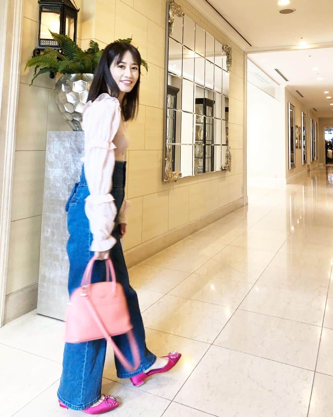 KAORI.OMURA 大村香織さんのインスタグラム写真 - (KAORI.OMURA 大村香織Instagram)「この前のストーリーでもお問い合わせあったピンクのトップスは　@zara ・ 春にぴったりのピンク色♡ ・ よくよく見ると鞄と靴もピンク色。w ・ 🌸の季節になったから、桜気分なのかしら？笑 ・ すっかりと40代ですが、ピンクは永遠に好きだなー♡ ・ 自分をご機嫌にするアイテムは大切です☺︎✨ ・ 今、ストーリーで、ハワイの好きなブランド教えてください！と質問してます‼️🌺 なんでも！ハワイにある好きな物教えてください〜🏖 ・ ・ #ザラ#コーディネート#アラフォーコーデ #アラフォーファッション #ピンク#デニム#デニムコーデ #coodinate #159cm #大人可愛いコーデ #40代コーデ #40代ファッション #40代#表参道カフェ #ストリングス#ボリード27 #ザラジョ #ザラコーデ#表参道#渋谷#渋谷区#フリーランス#起業女子#いつコ」3月17日 15時43分 - kaori.omura
