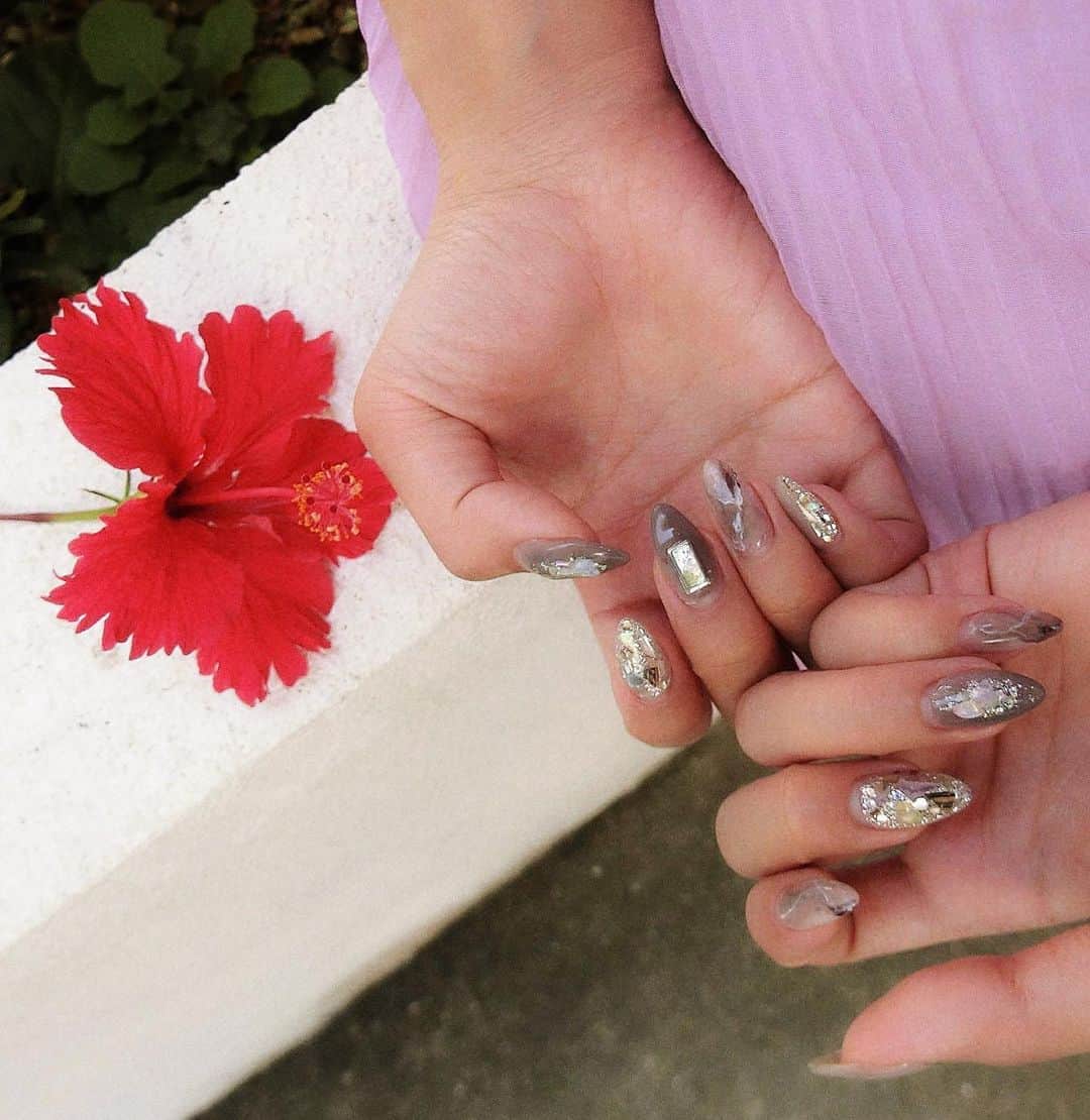 志田友美（ゆうみん）のインスタグラム：「ꫛꫀꪝ💅🌺 #newnail #ニュアンスネイル」