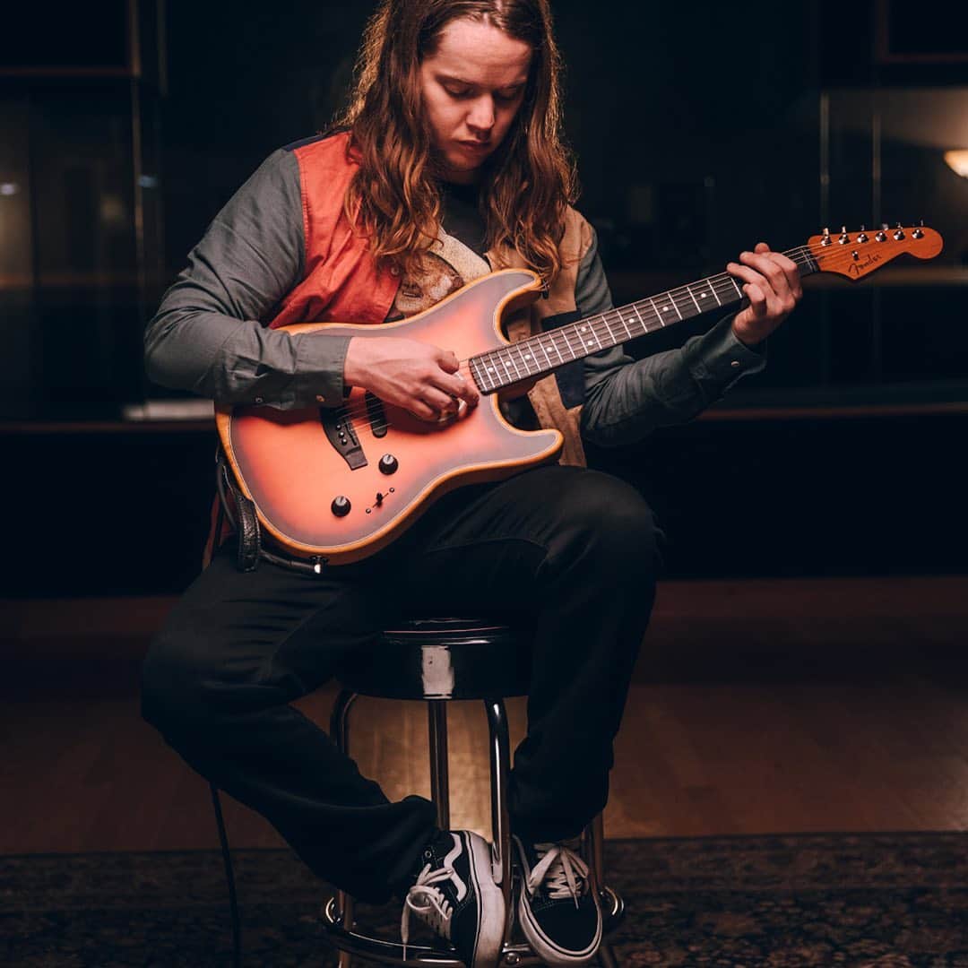 Fender Guitarさんのインスタグラム写真 - (Fender GuitarInstagram)「Flatpicking phenom Billy Strings dials in a rosewood auditorium – a Nashville staple with its accented highs and tight low end – to match his bluegrass style. Click the link in bio to watch more from @billystrings on the Acoustasonic Stratocaster.」3月18日 1時20分 - fender